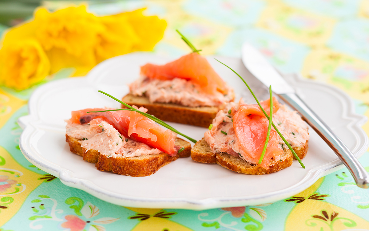 Canapés de paté de salmón casero