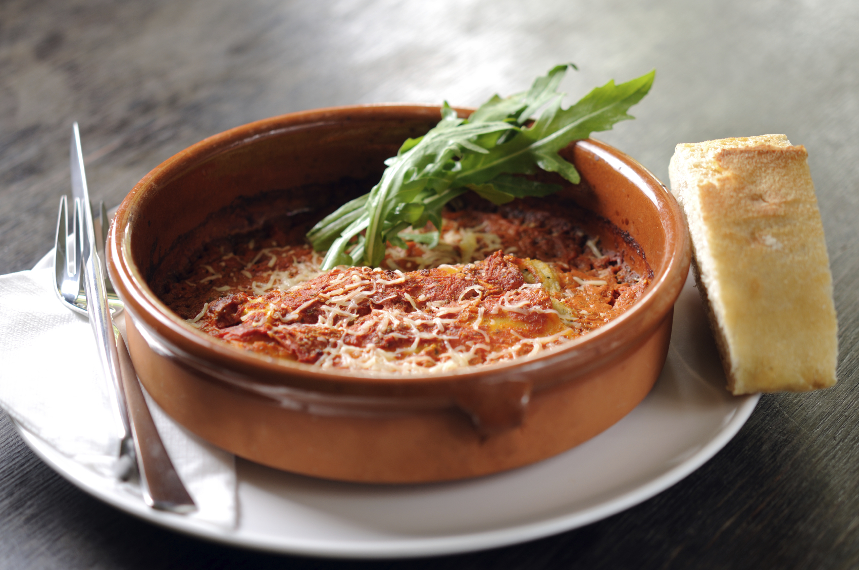 Canelones de crema de choclo con salsa de tomate