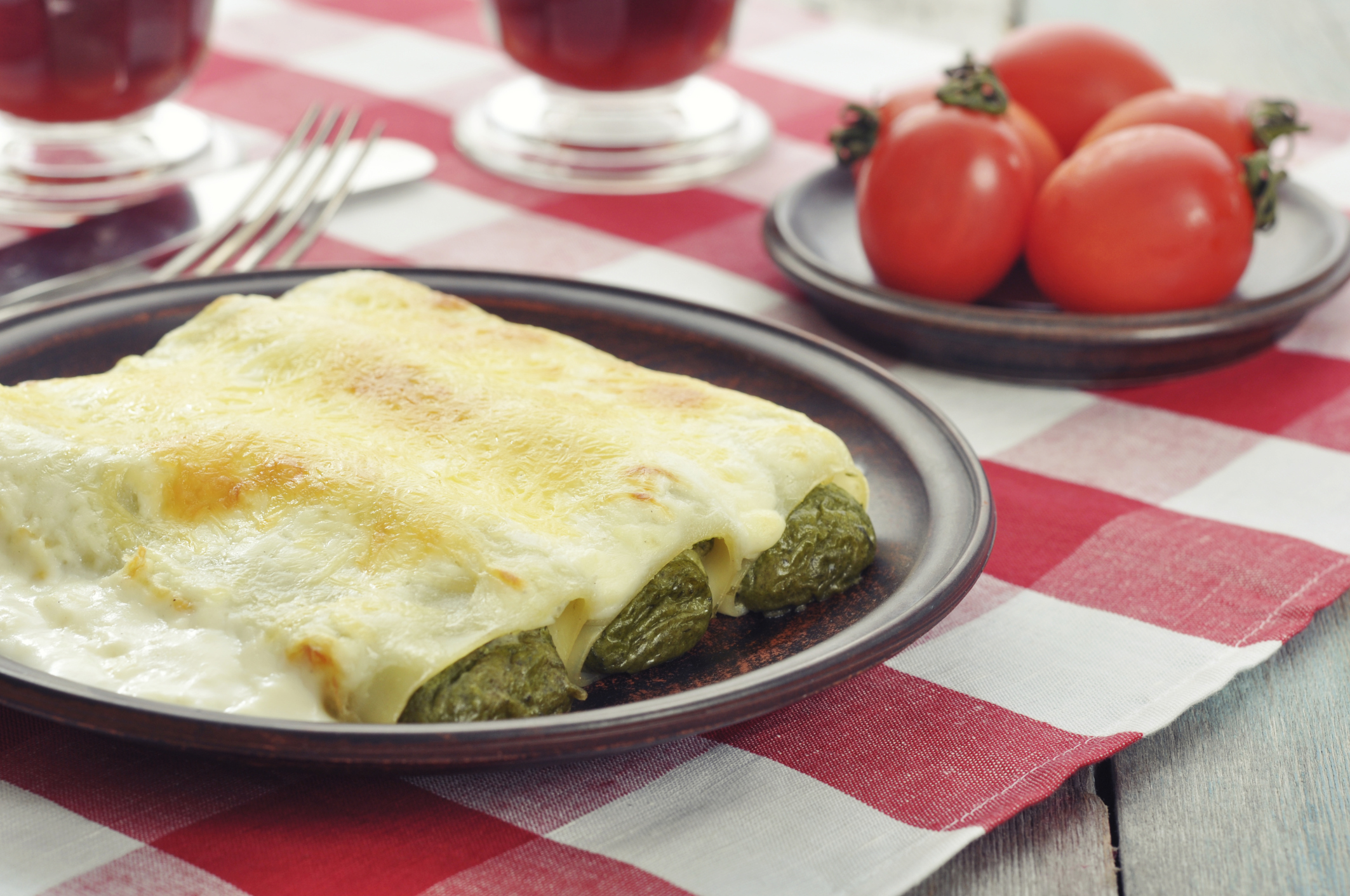 Canelones de espinacas con queso y bechamel