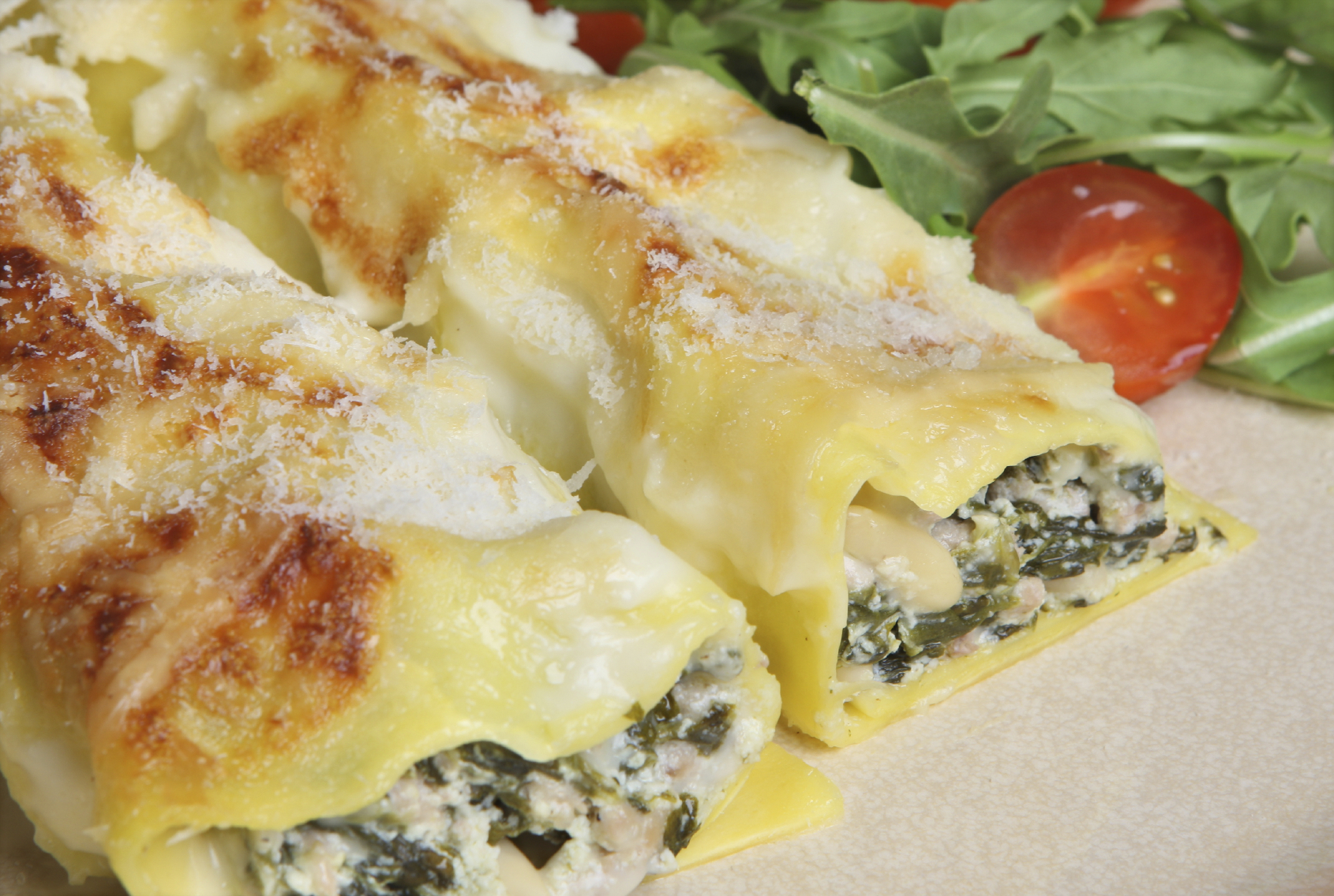 Canelones vegetarianos en el microondas: una delicia fácil y rápida para sorprender a todos 13 Moncloa La evolución hacia los canelones vegetarianos y veganos