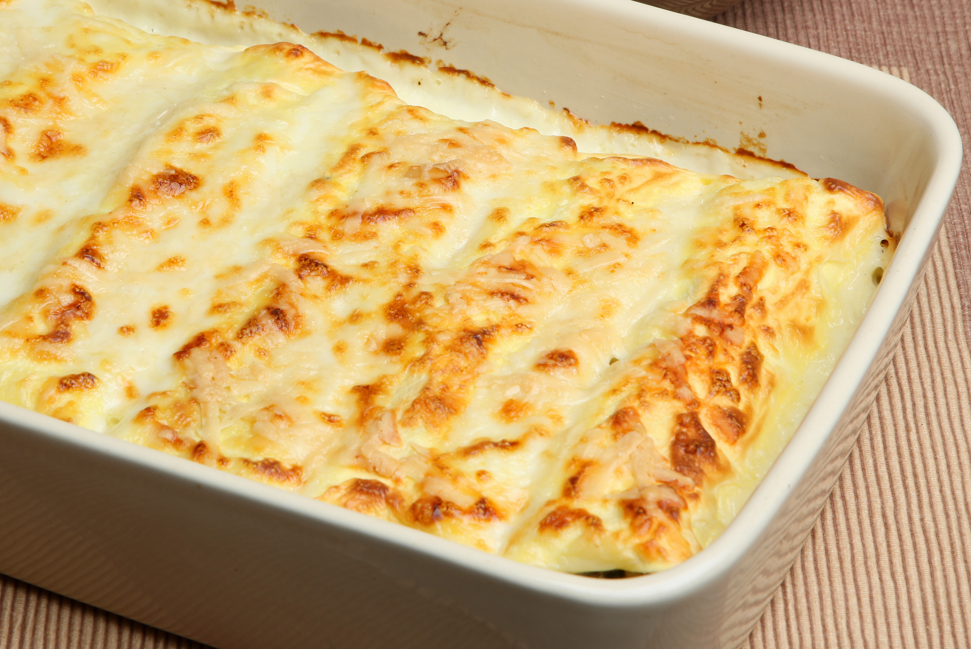 Canelones rellenos con salchichas