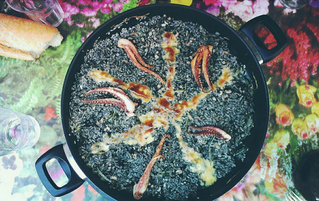 ARROZ NEGRO CON CHIPIRONES Y GLASEADO DE ALIOLI 