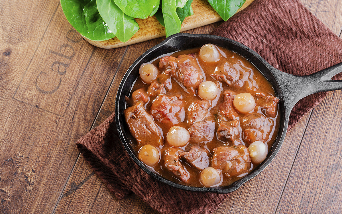 Carne guisada con ceboliitas francesas