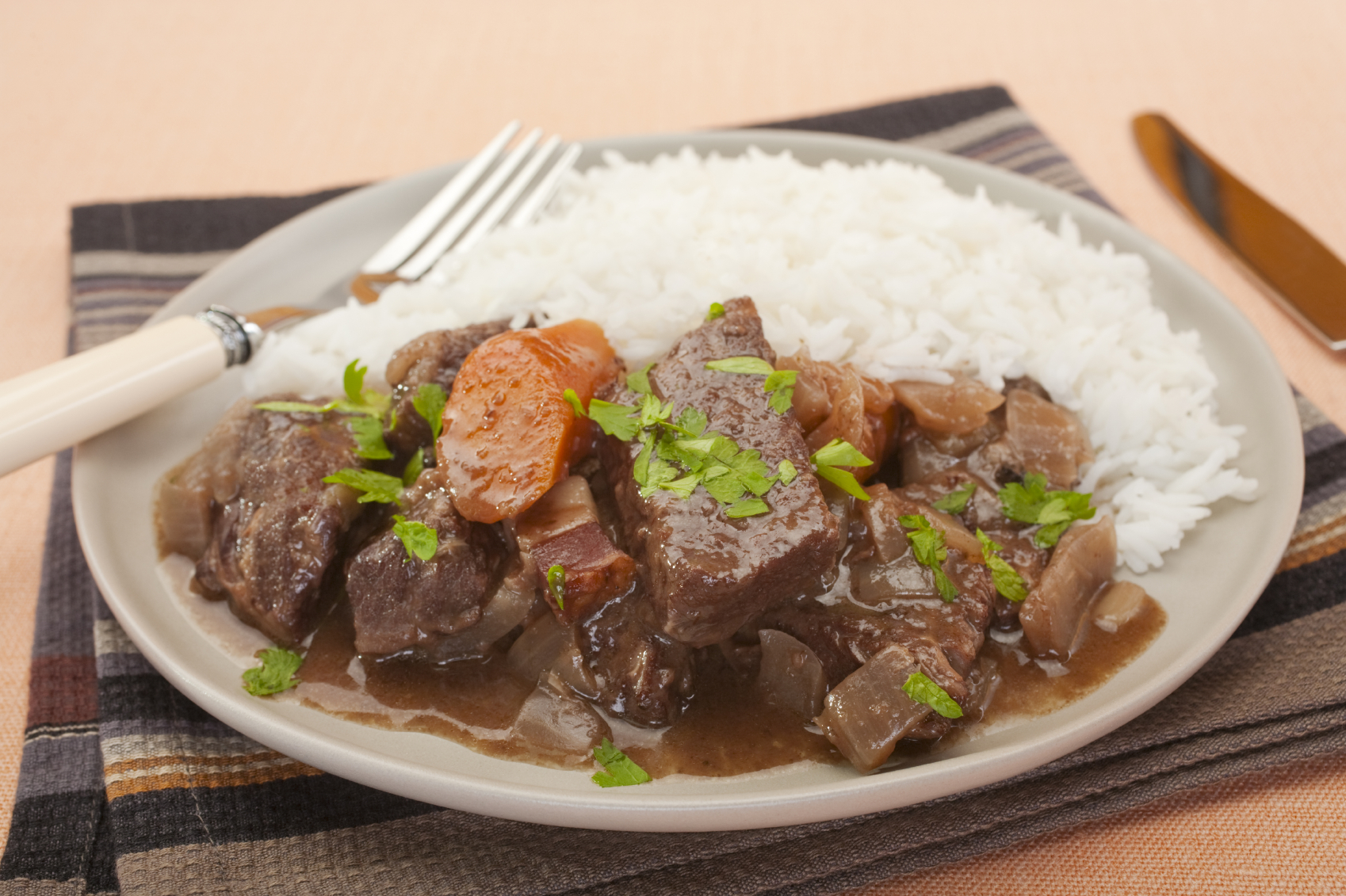 Carne guisada con zanahoria y arroz con coco