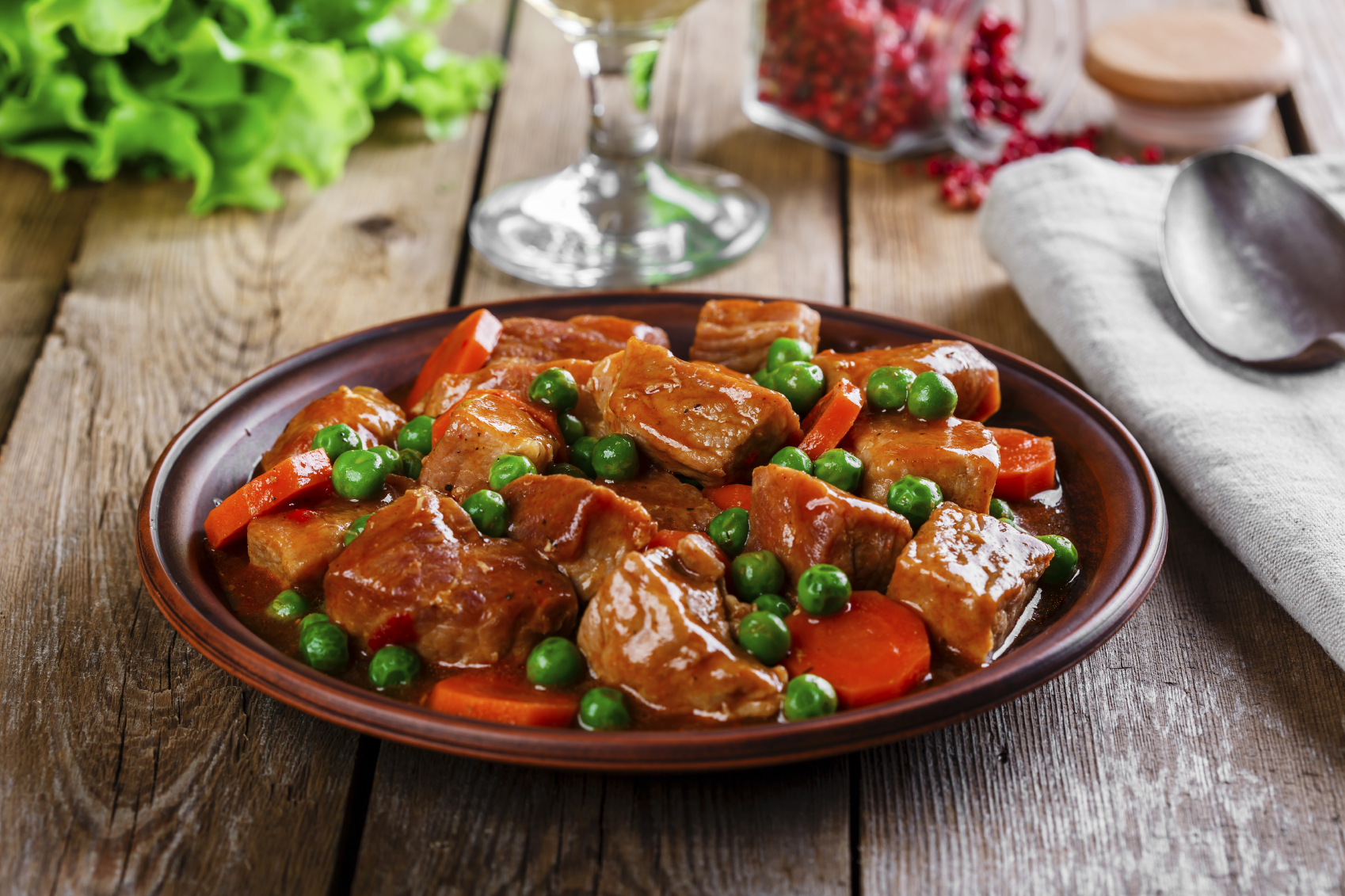 Carne guisada con guisantes y zanahorias