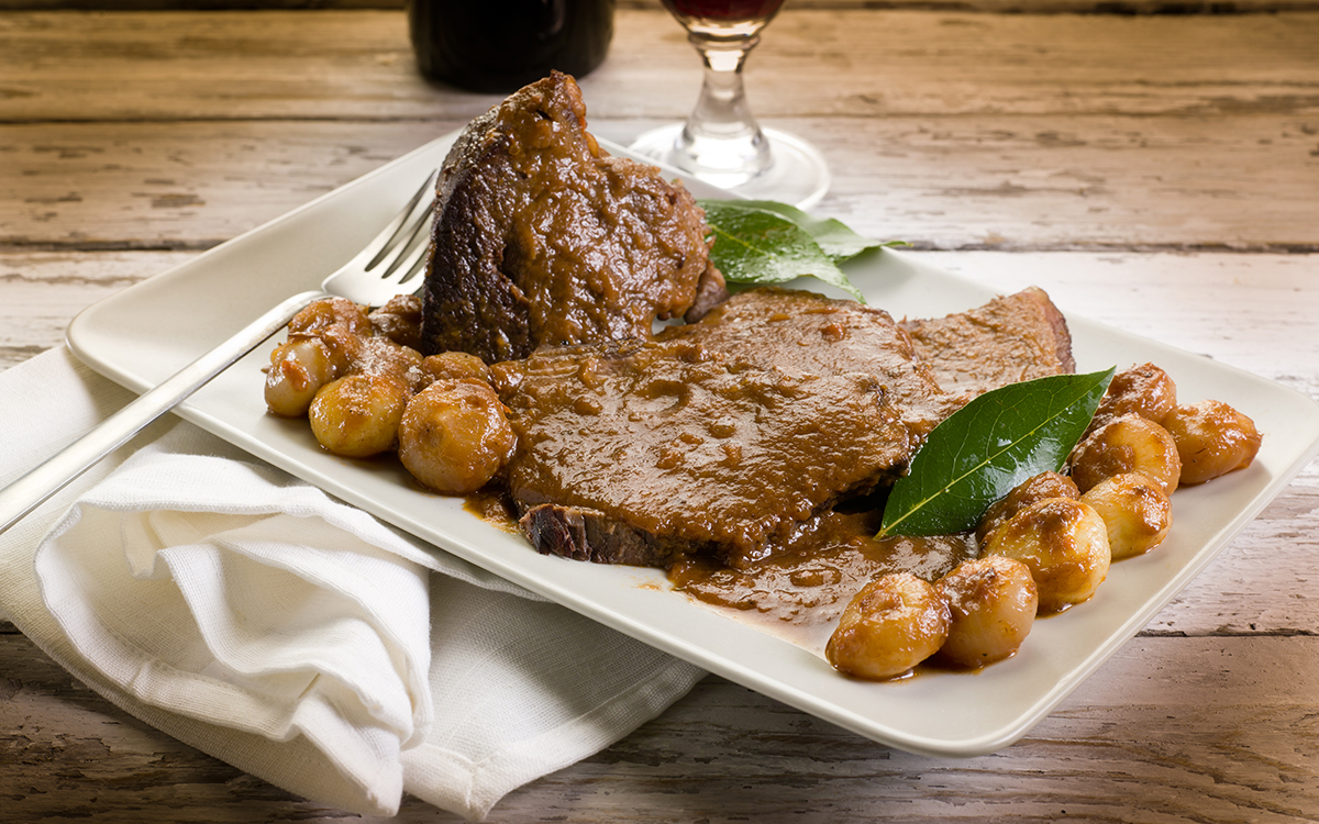 Carne guisada con cebollitas