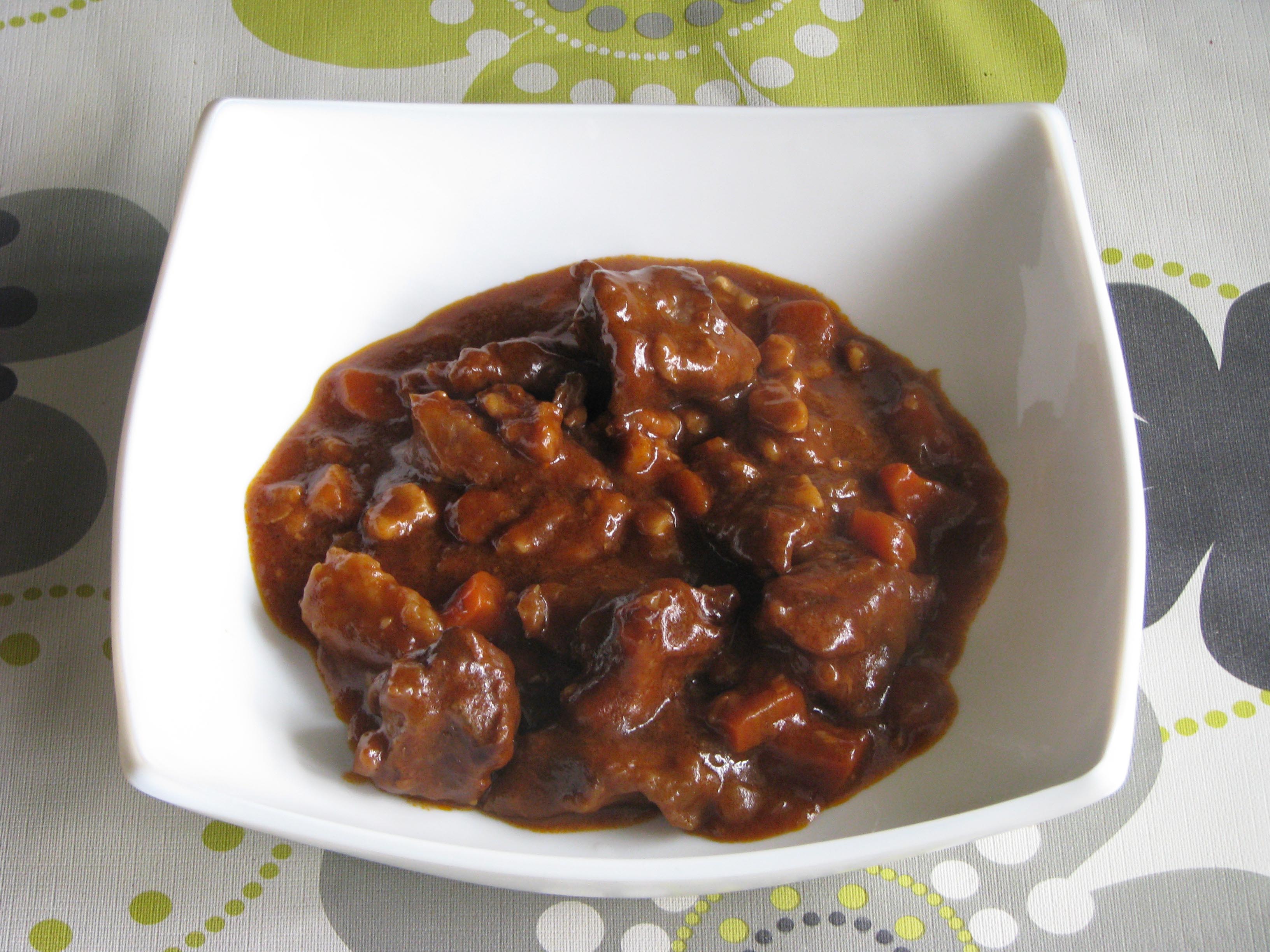 Carne guisada con nueces