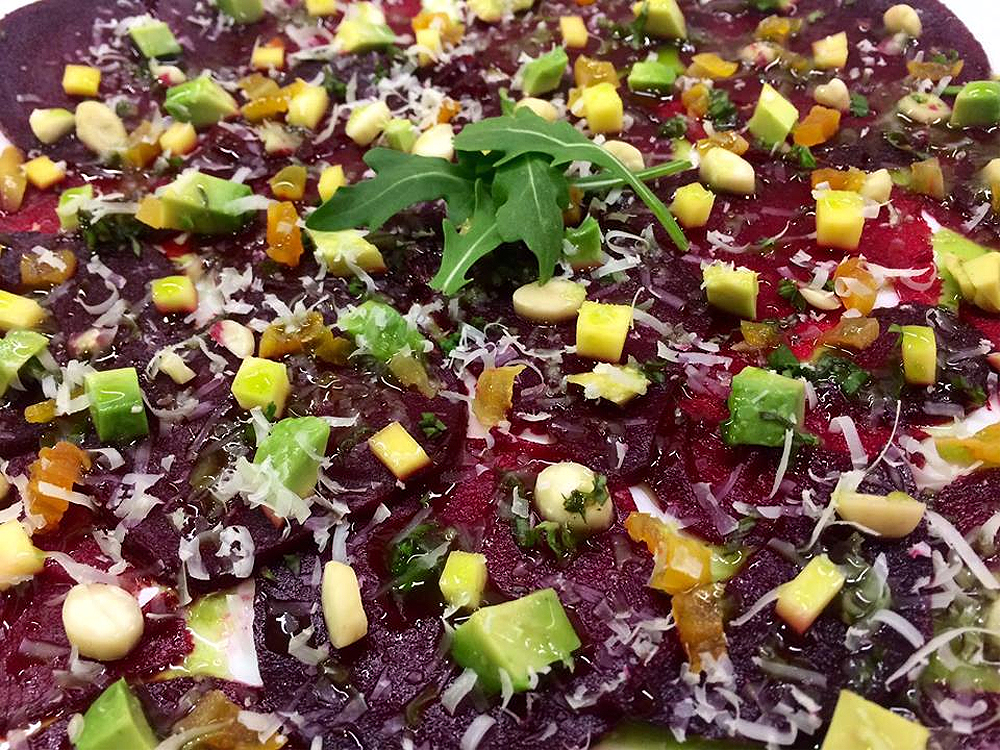 Carpaccio de remolacha con mango, aguacate, albaricoque, almendras y queso grana padano 