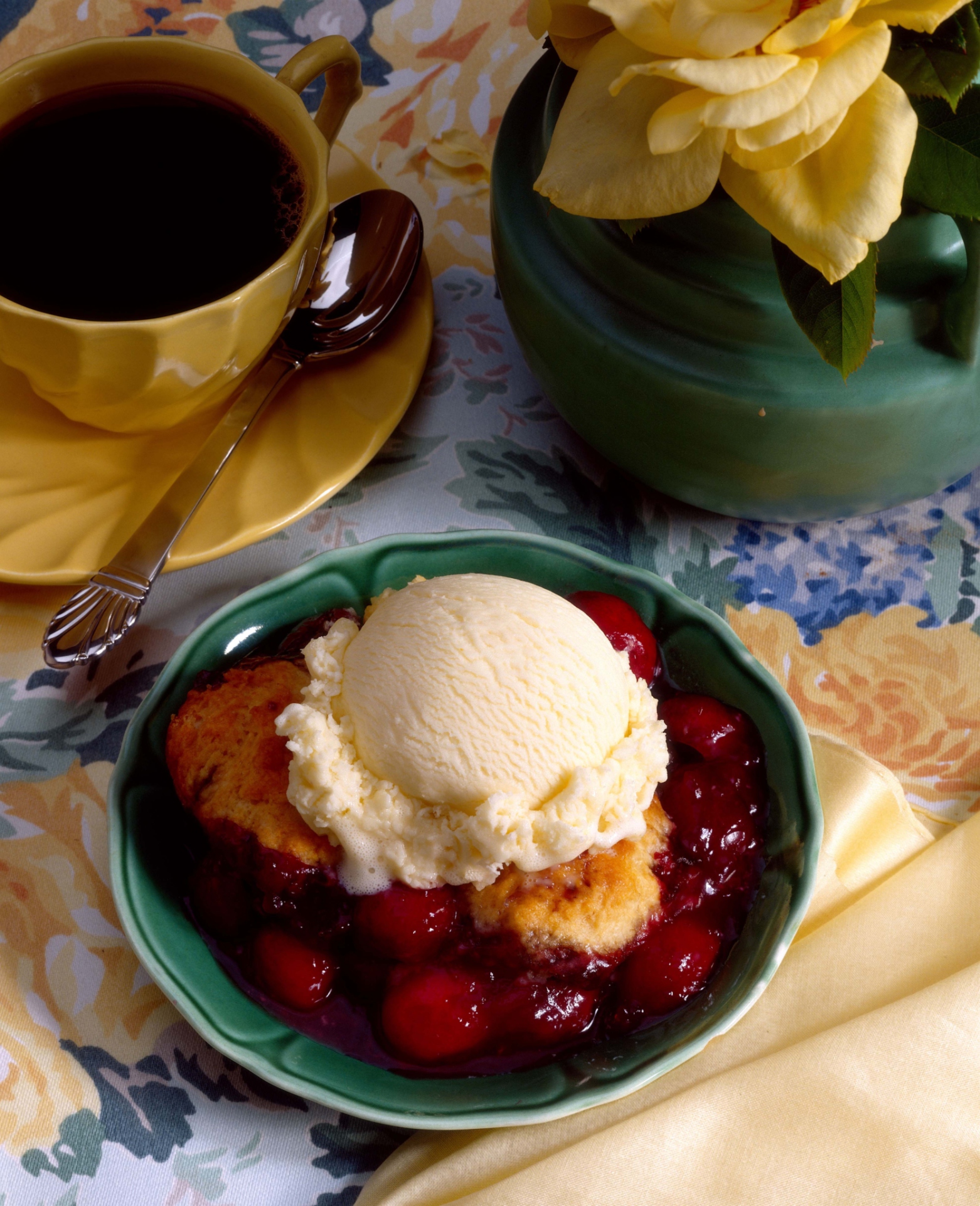 Cerezas con salsa de vino tinto y helado