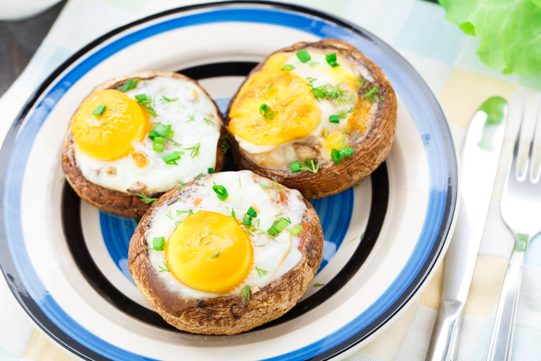 Champiñones rellenos con huevo de codorniz