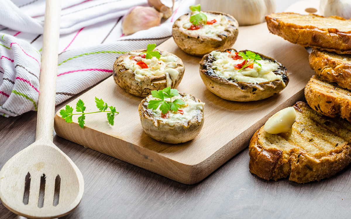 Champiñones rellenos con parmesano