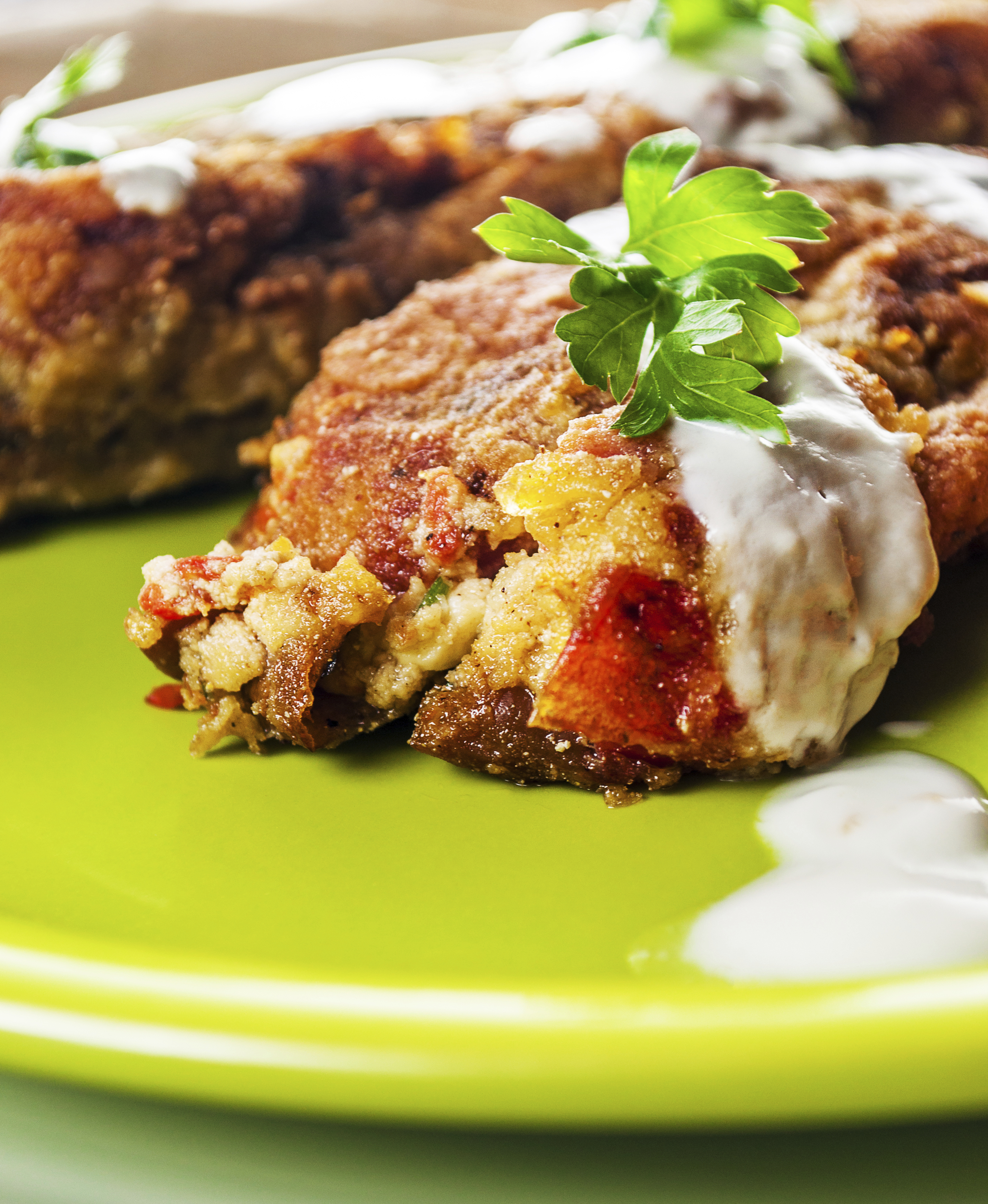 Chiles rellenos de queso y miguitas capeados