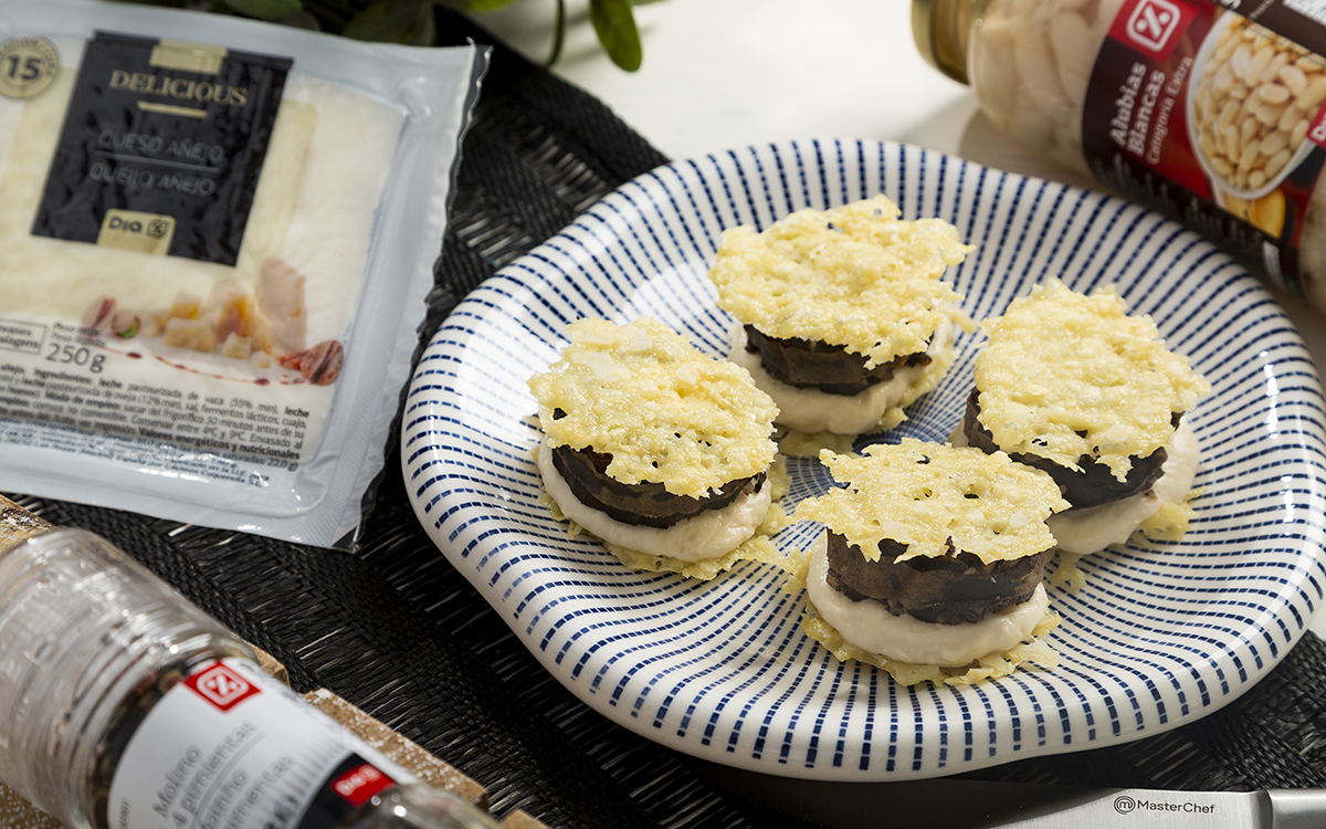 Chips de queso con crema de alubias y morcilla