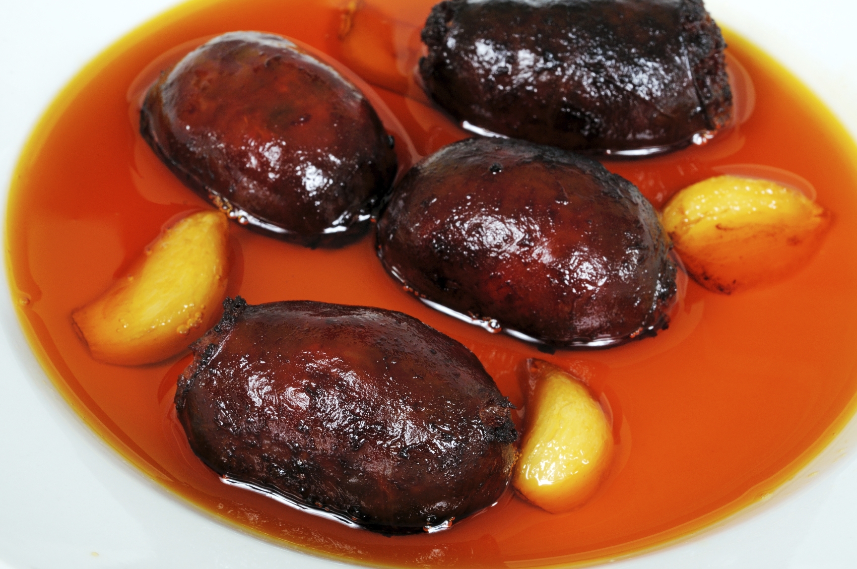 Chorizos en aceite de ajo