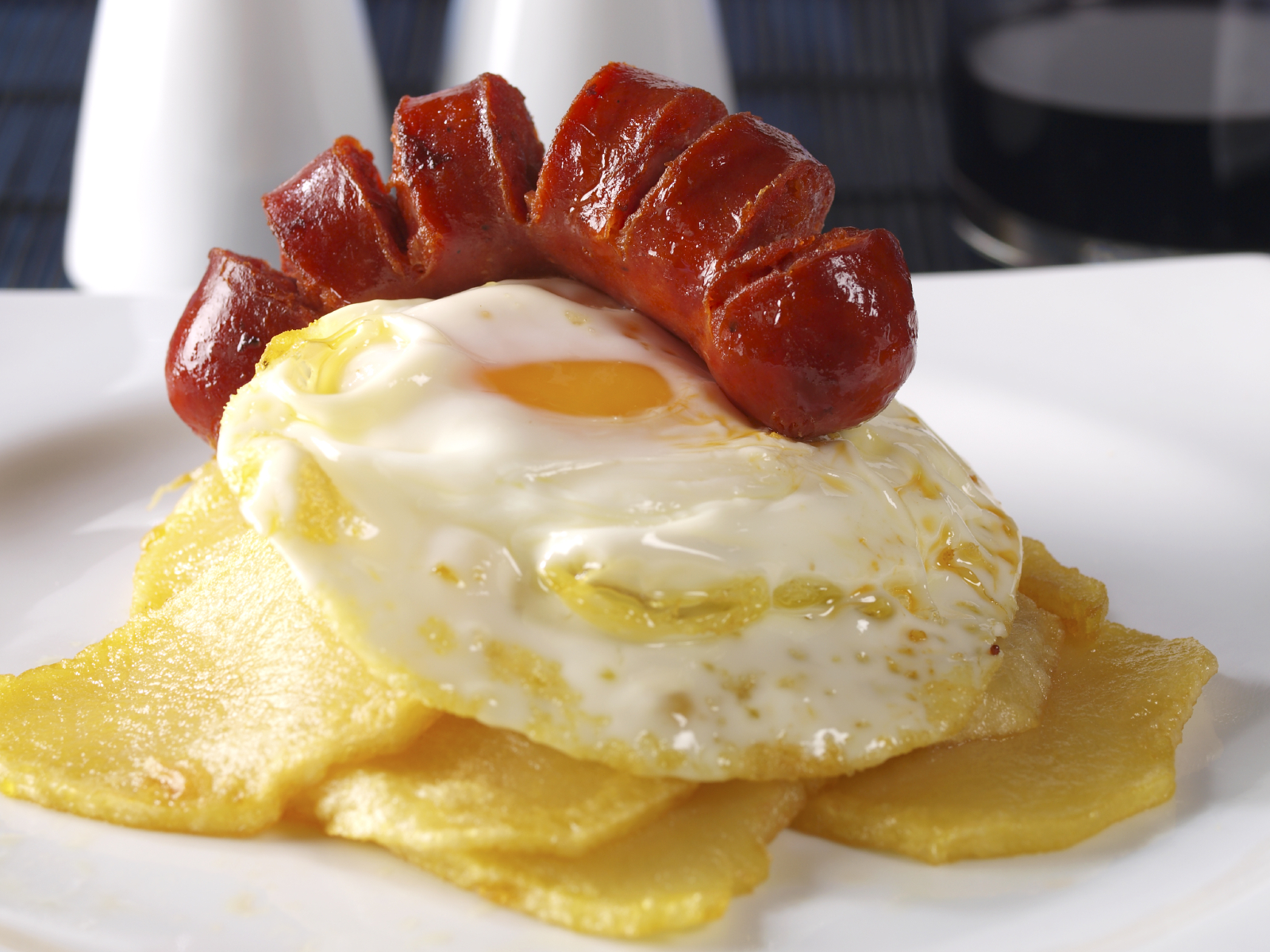 Chorizos criollos con pirámide de patata y huevo