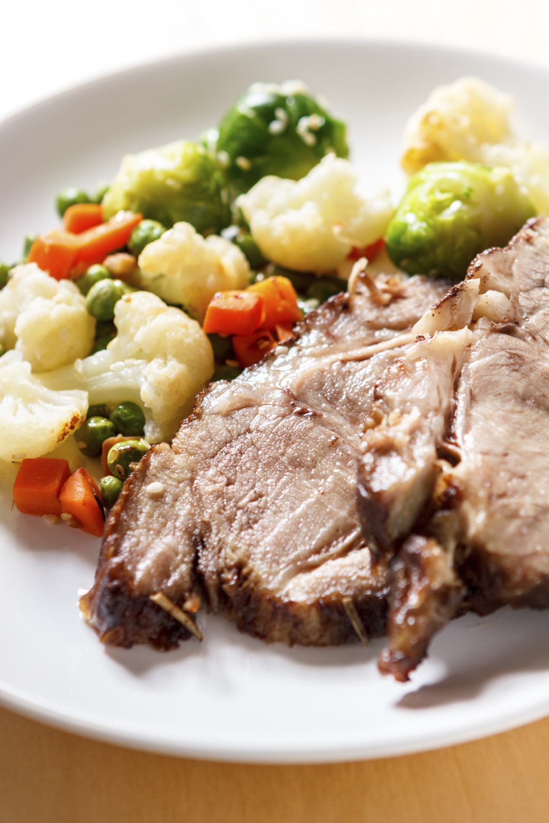 Chuletas de cabeza de cerdo con verduras al horno