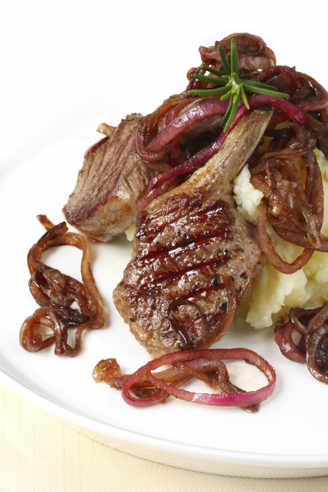 Chuletas de cerdo con cebollas caramelizadas y un toque de jengibre