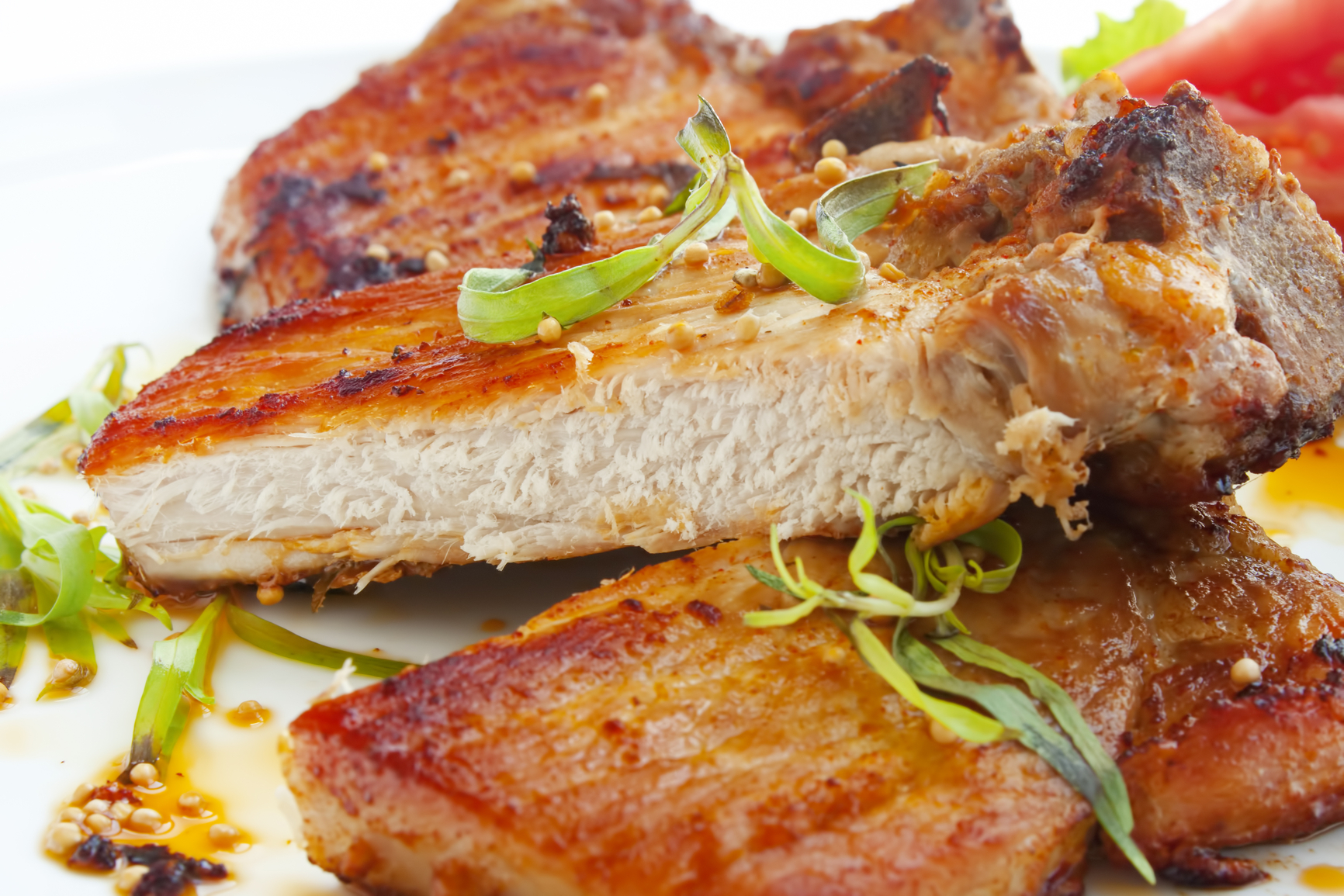 Chuletas de cerdo con salsa de mostaza y puerros