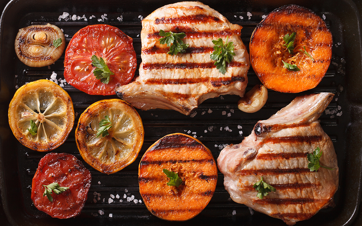 Chuletas de cerdo con verduras a la parrilla