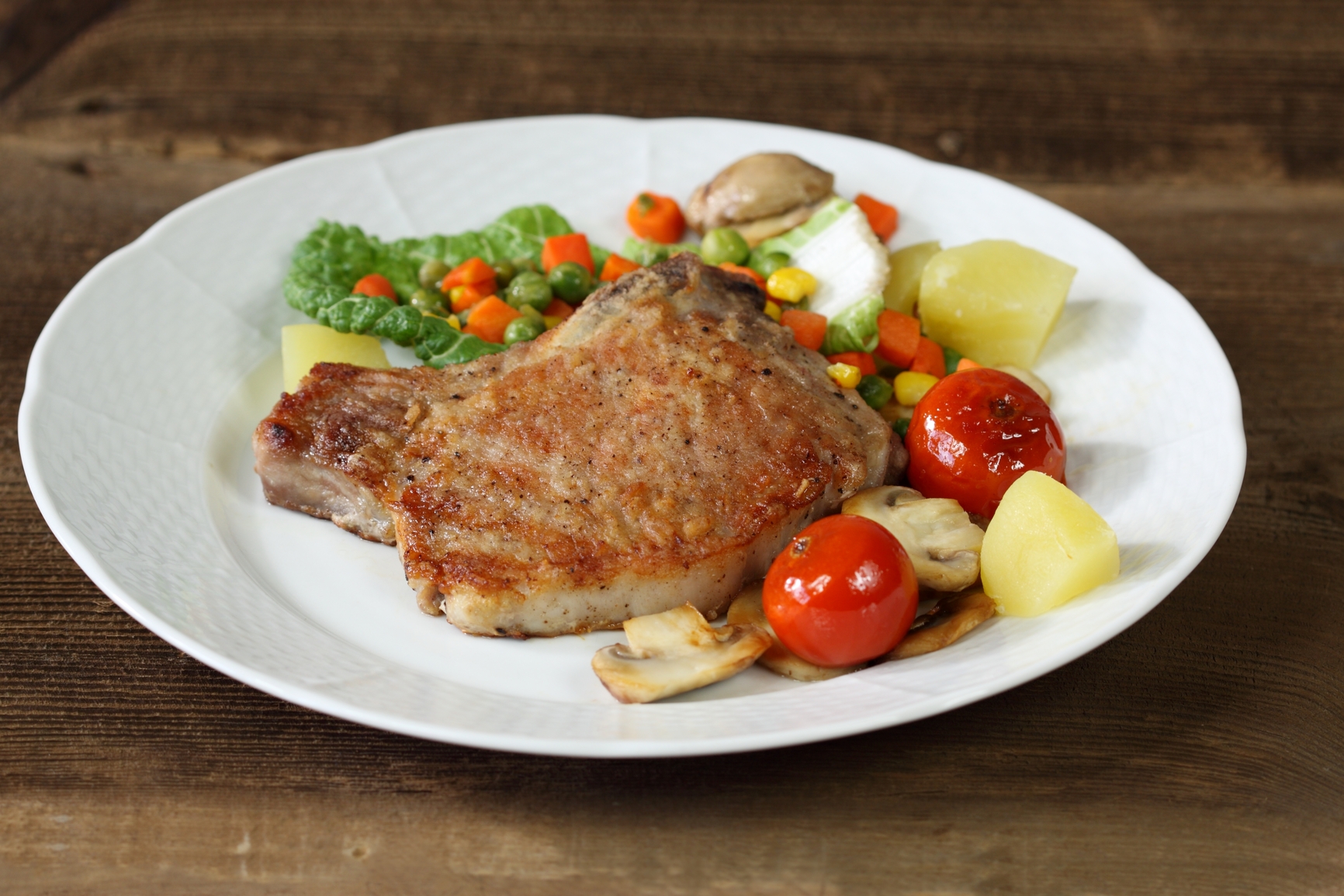 Chuletitas de cerdo sobre colchón de verduras