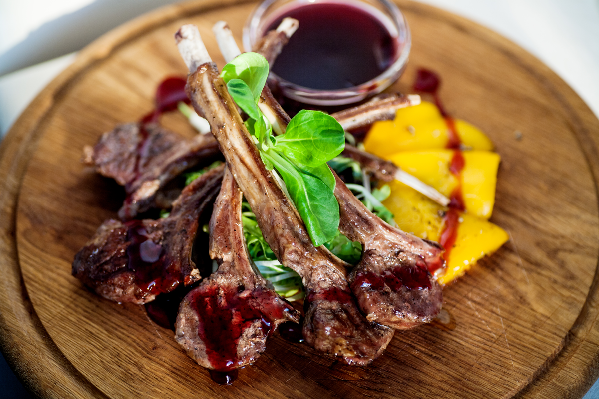 Chuletitas de cordero con salsa de frutos rojos