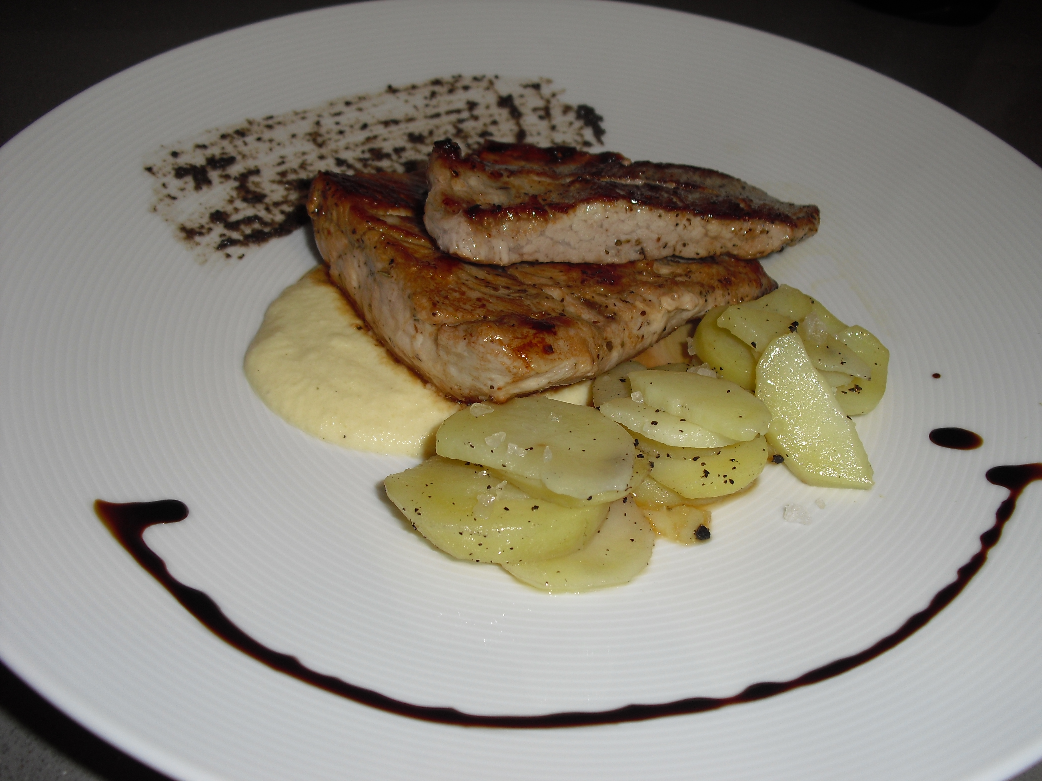  Secreto de cerdo con salsa de mango, patatas confitadas  y tapenade de aceitunas negras