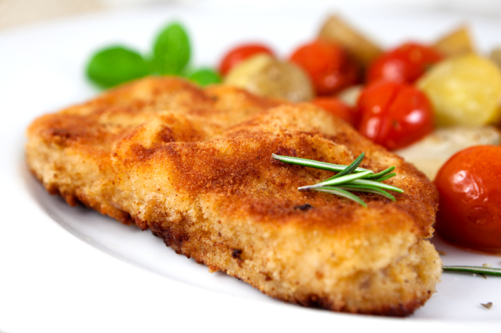 Cinta de lomo empanada rellena con tomates asados