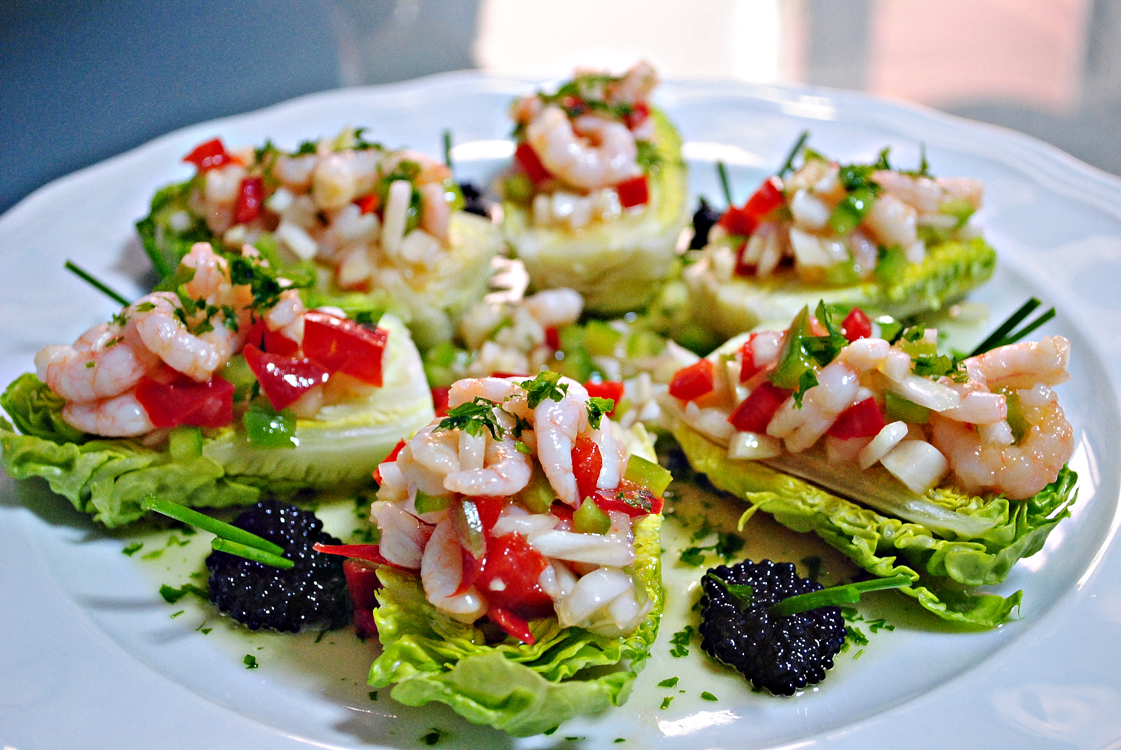 Ensalada de cogollos con salpicón de camarones, huevas y aceite de perejil