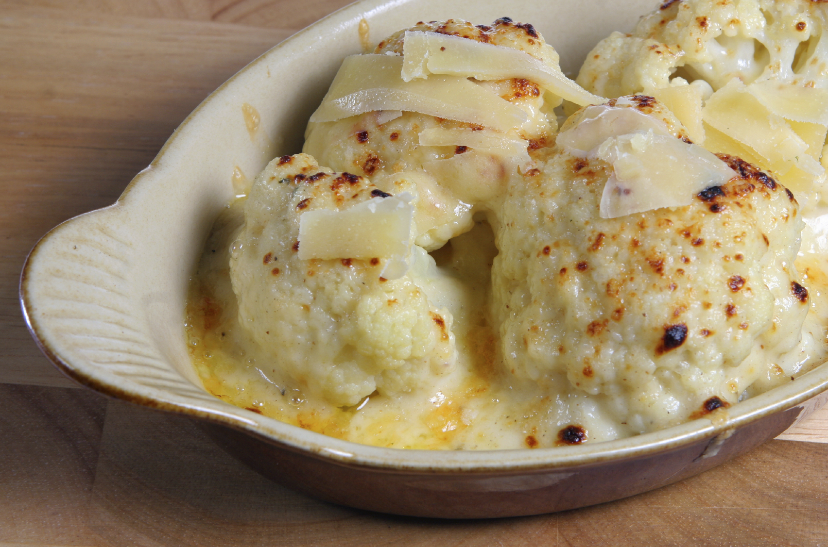 Coliflor con bechamel al horno y queso rallado