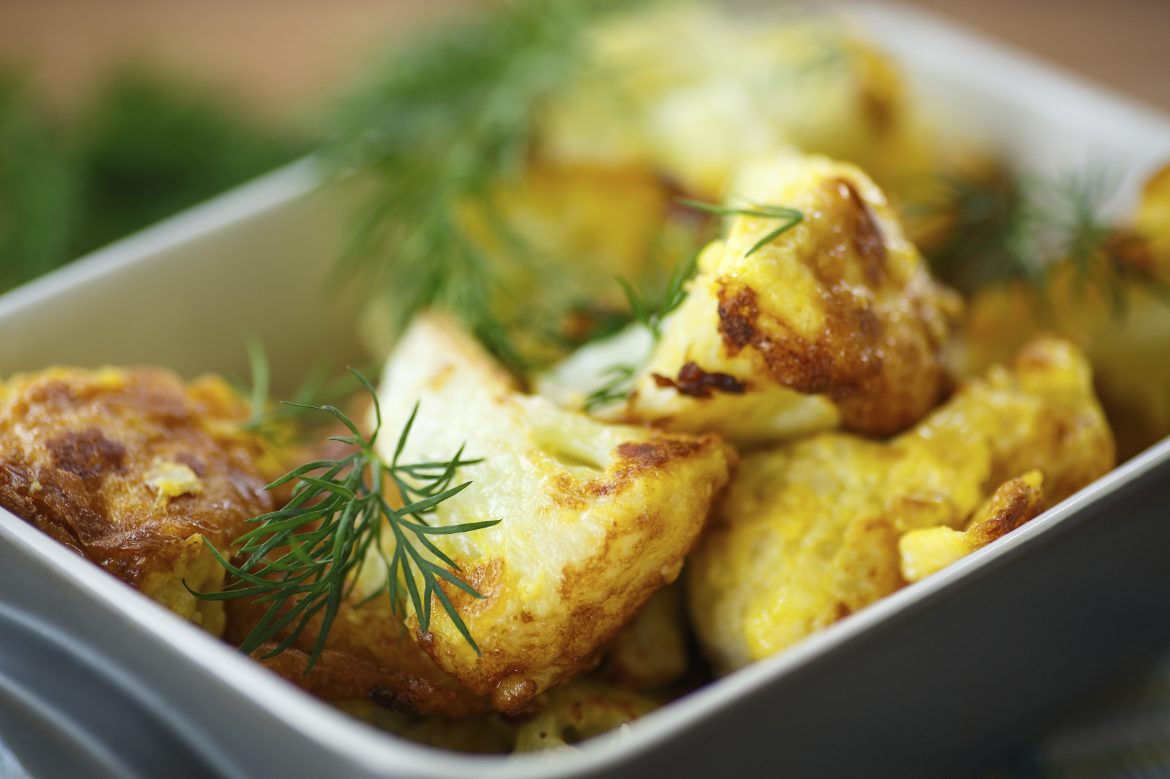 Coliflor frita con ajos tiernos y sardinas