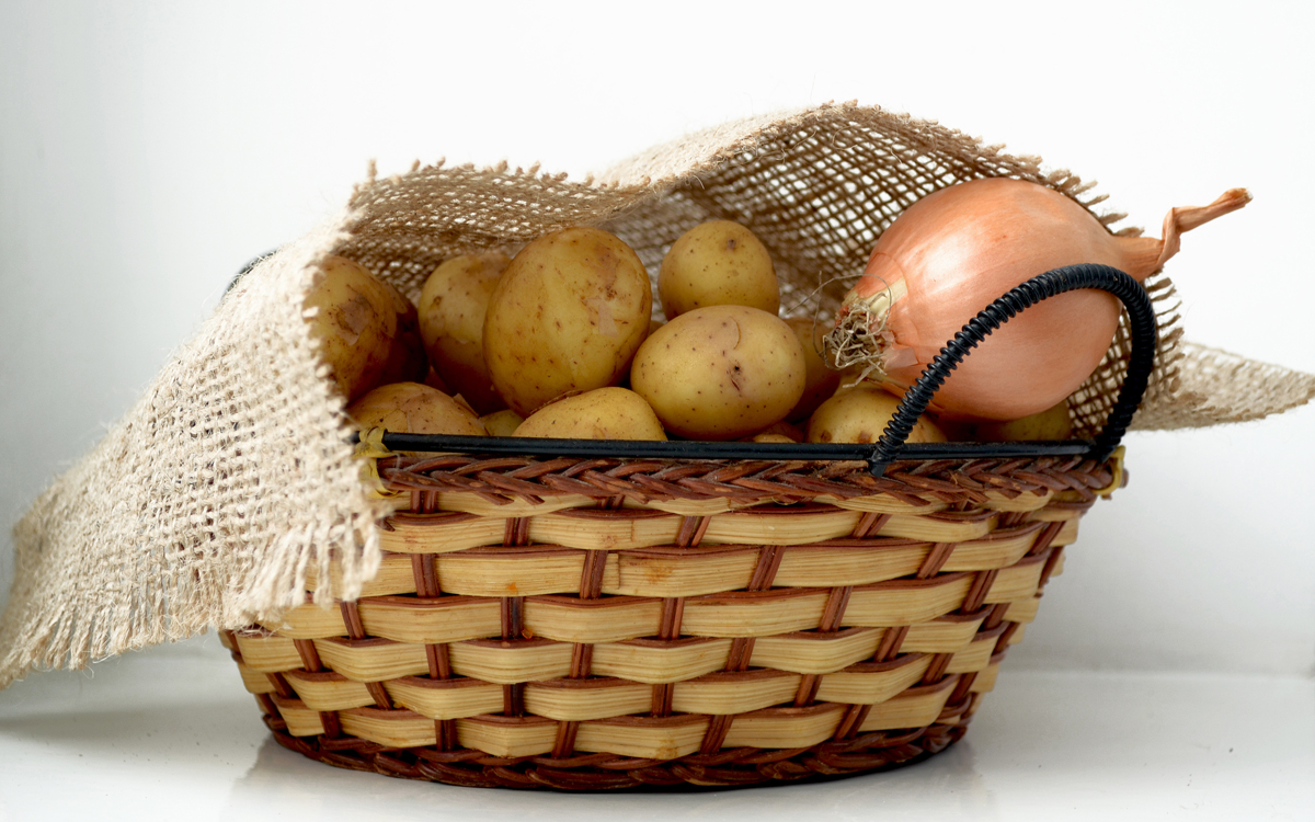 Cómo conservar cebollas, ajos y patatas