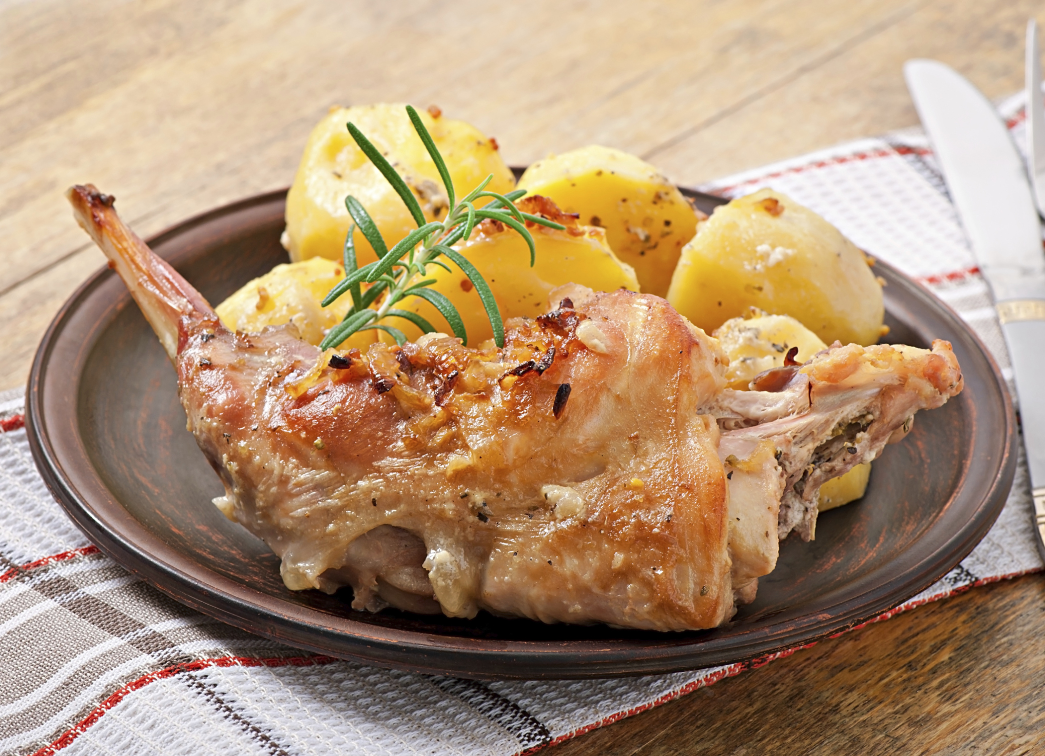 Conejo asado al horno con patatas