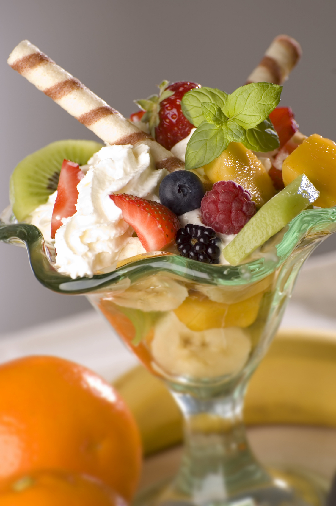 Copa de helado con frutas