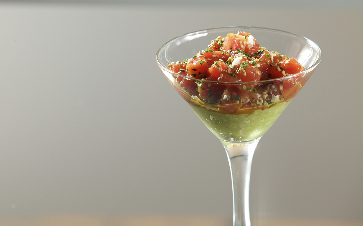 Tartar de salmón con aguacate y sésamo