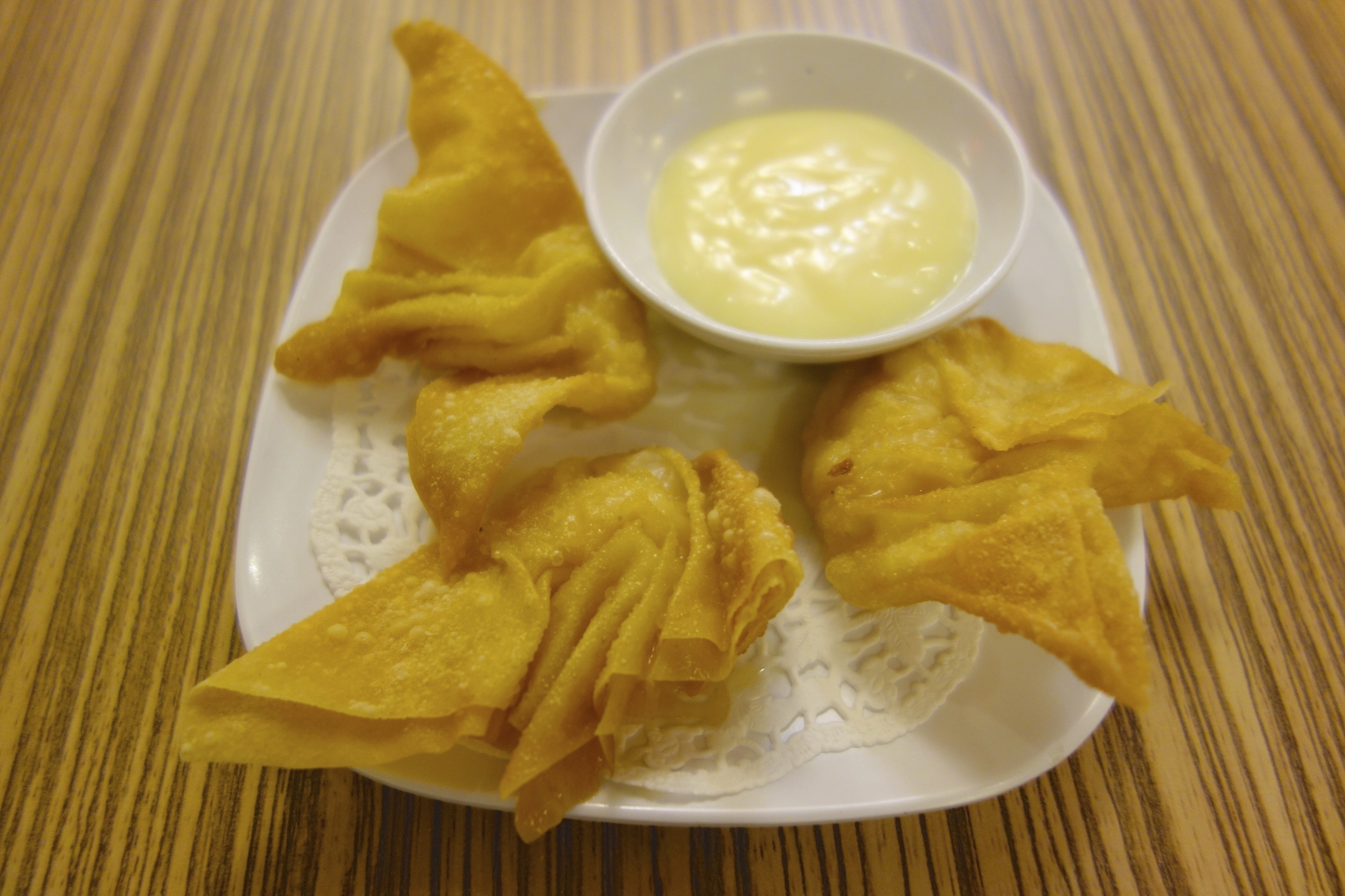 Wontons rellenos con mahonesa