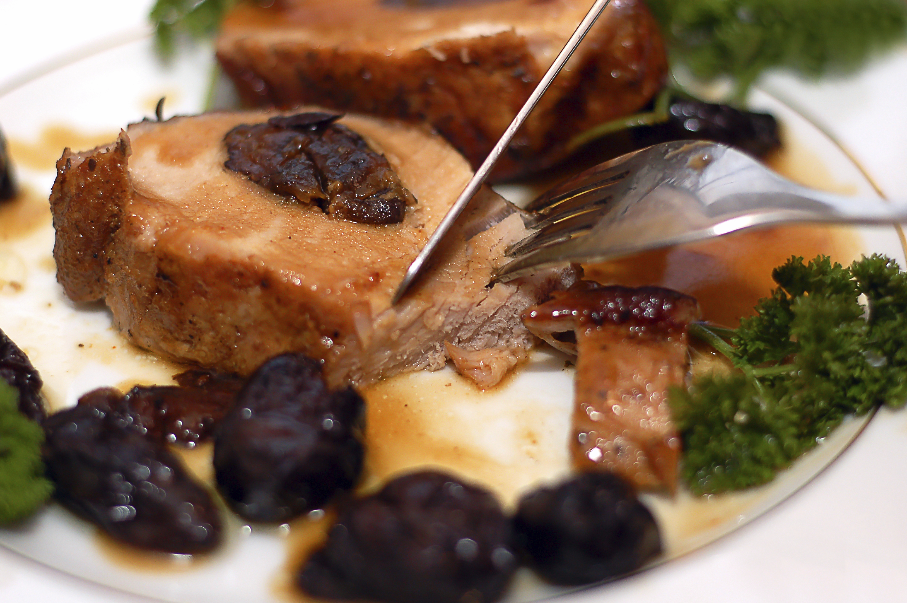 Costilla al cava con ciruelas