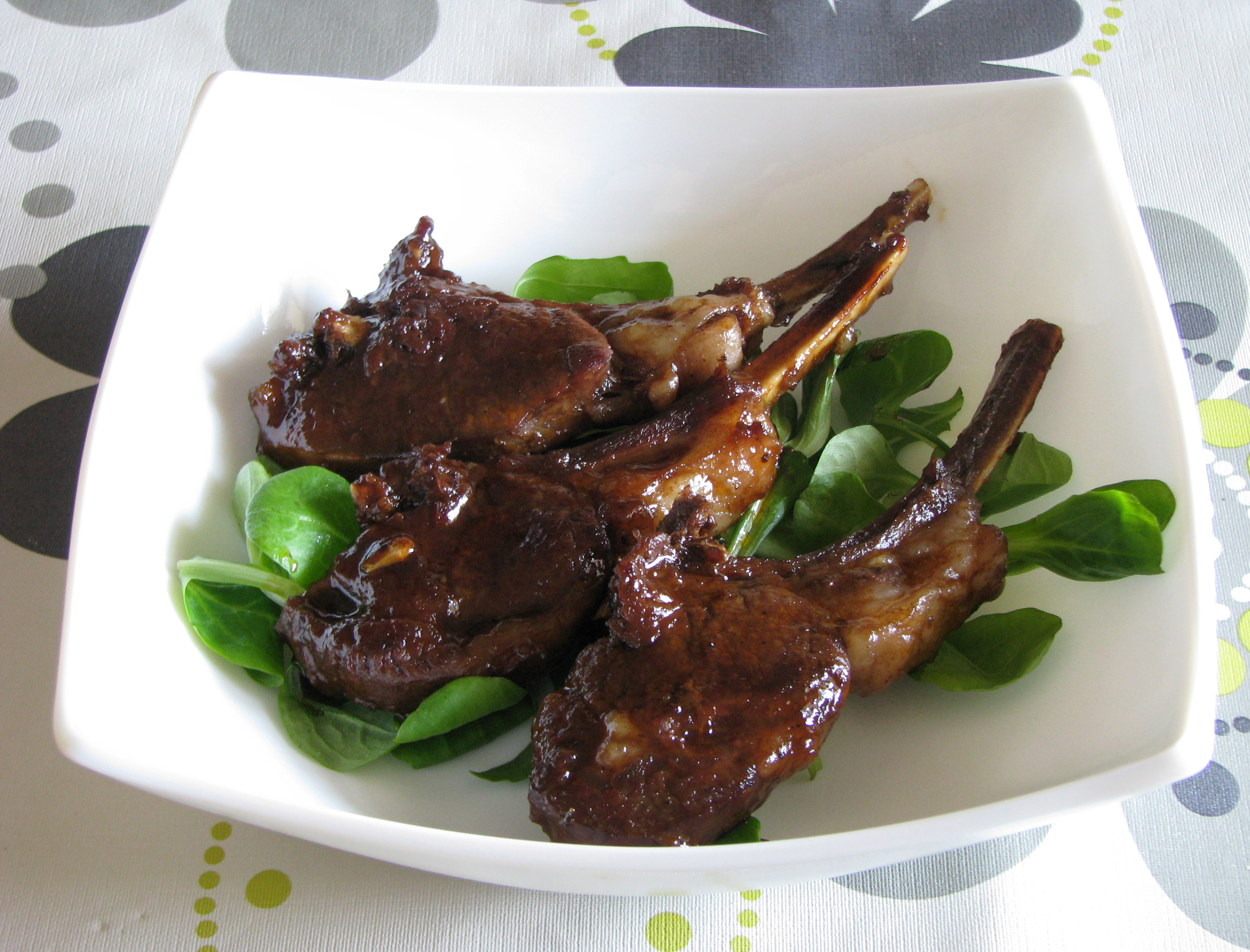 Costillas de ovino con salsa de cola y miel