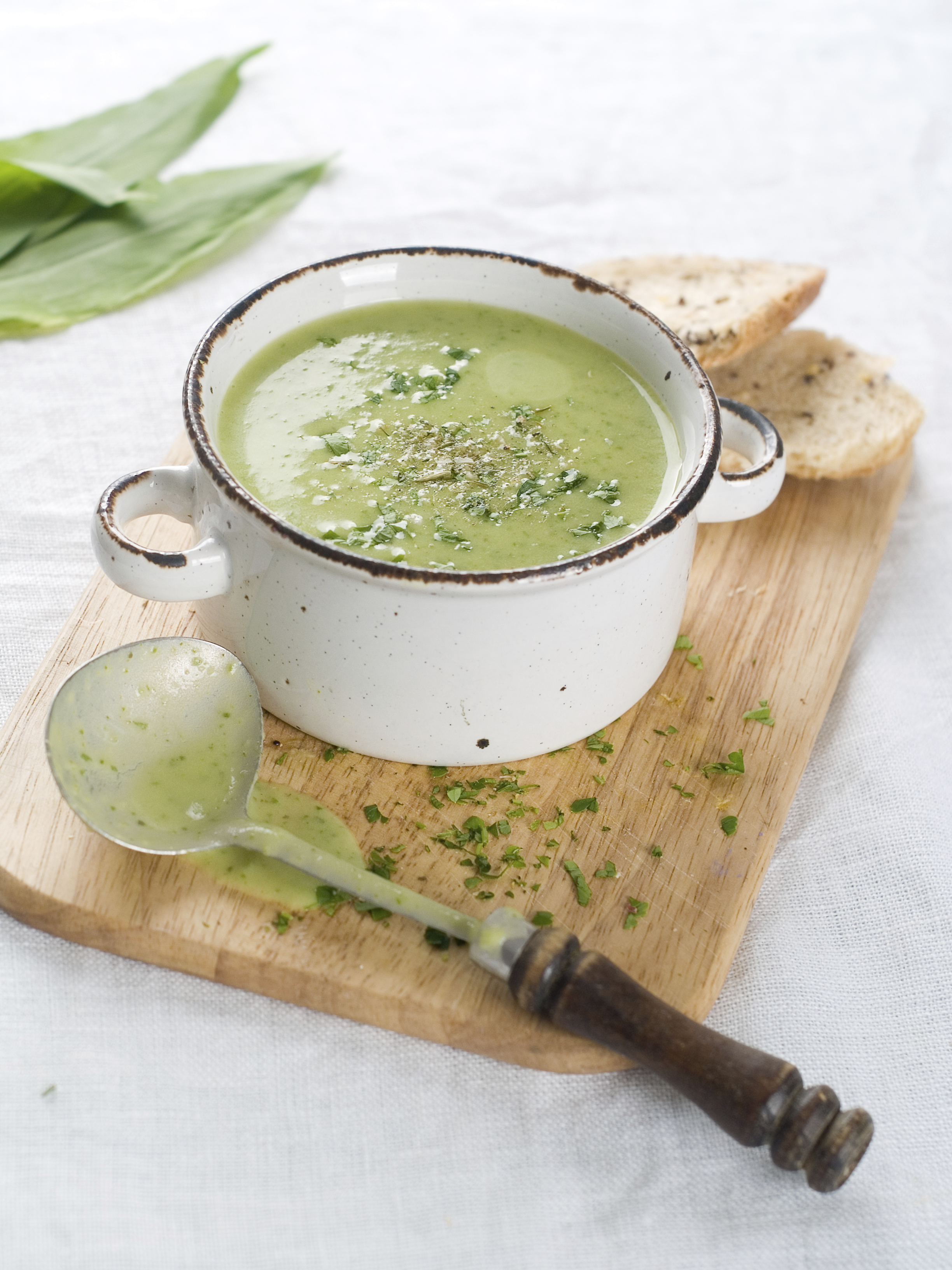 Crema de calabacín con piñones y aceite de oliva