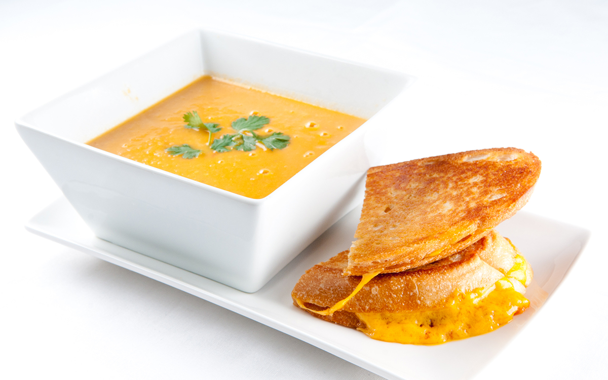 Crema de tomate y garbanzos con tosta de queso fundido