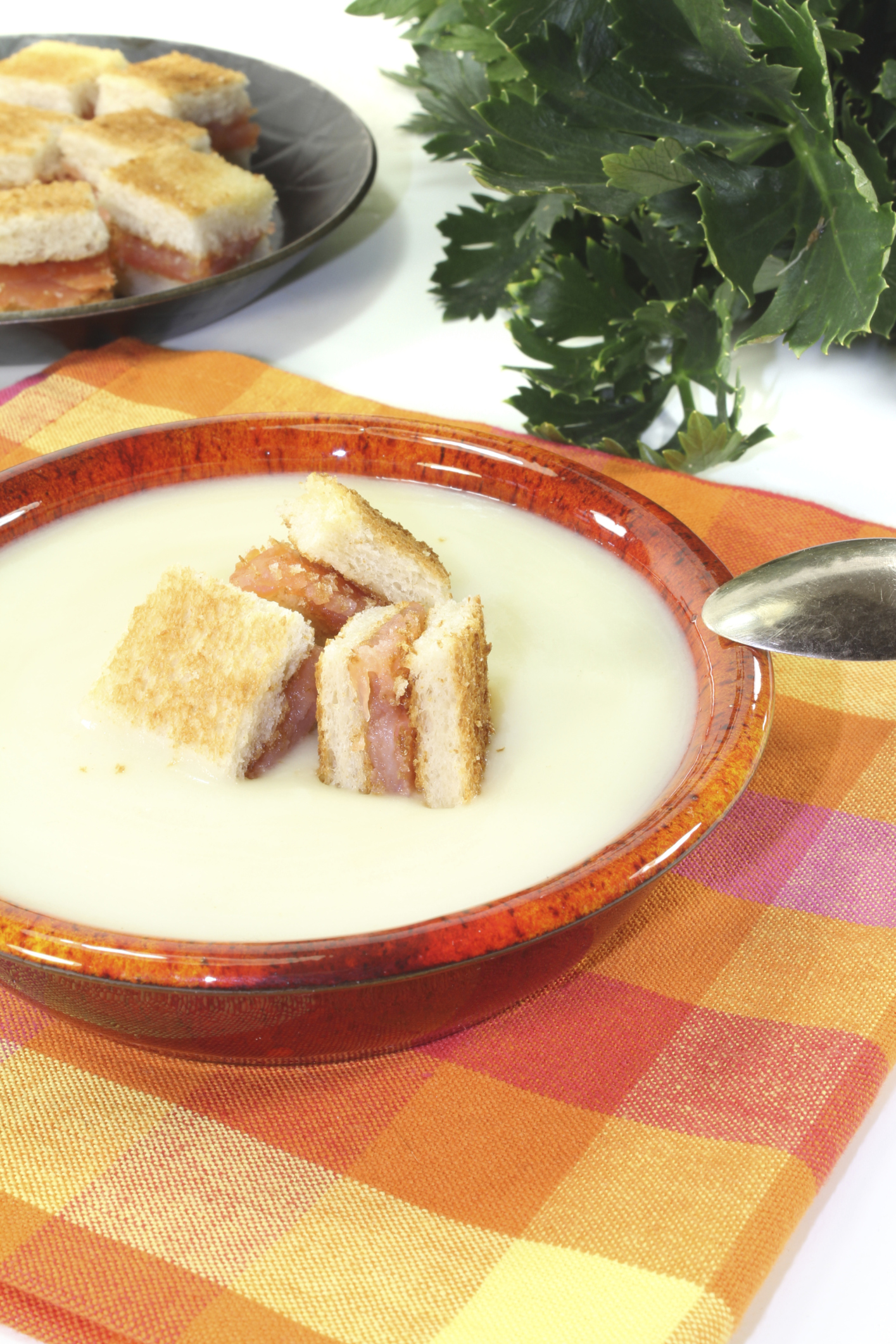 Crema de patata con bocaditos de salmón ahumado