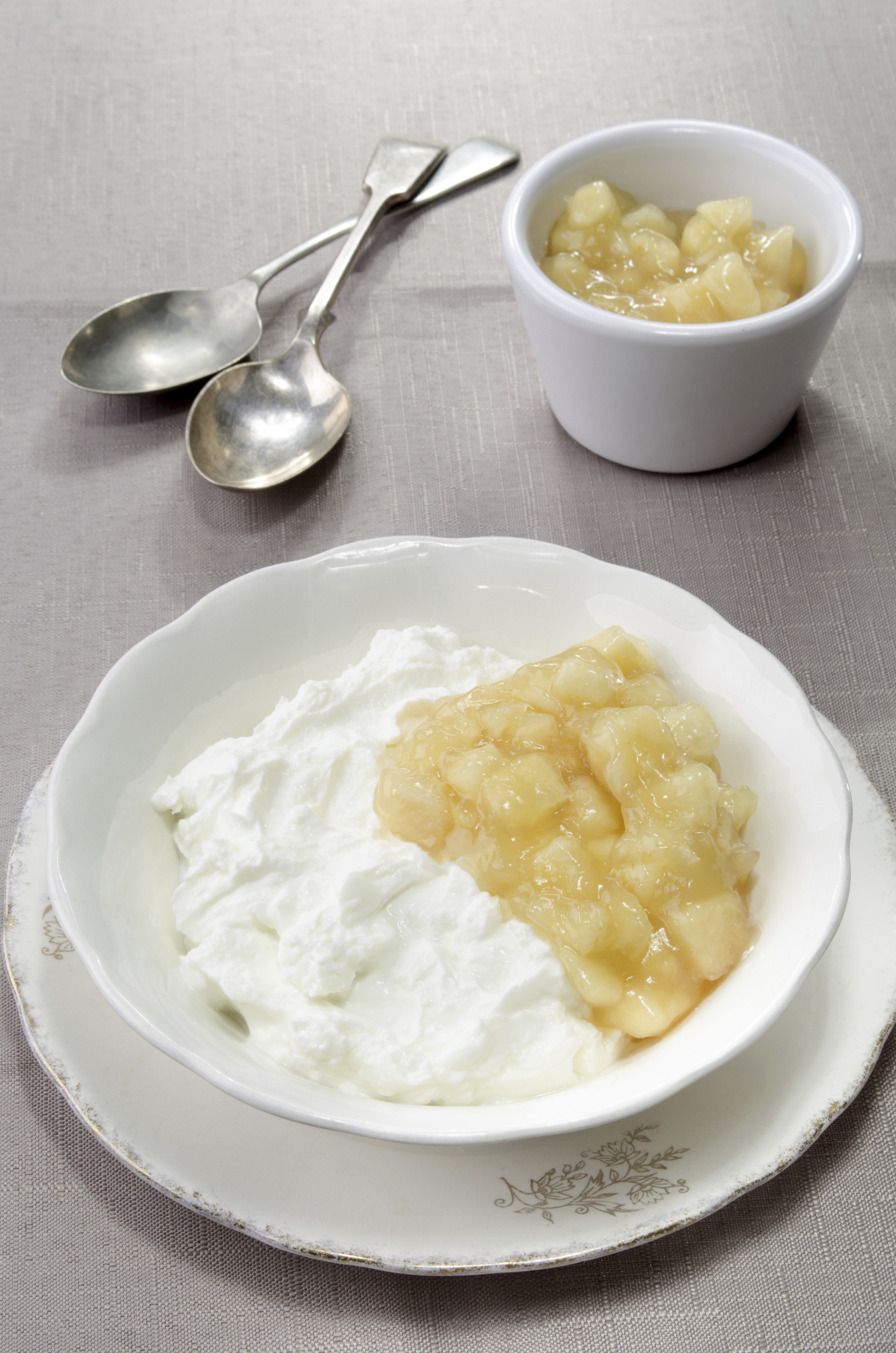 Crema suave de manzanas con yogur griego y canela