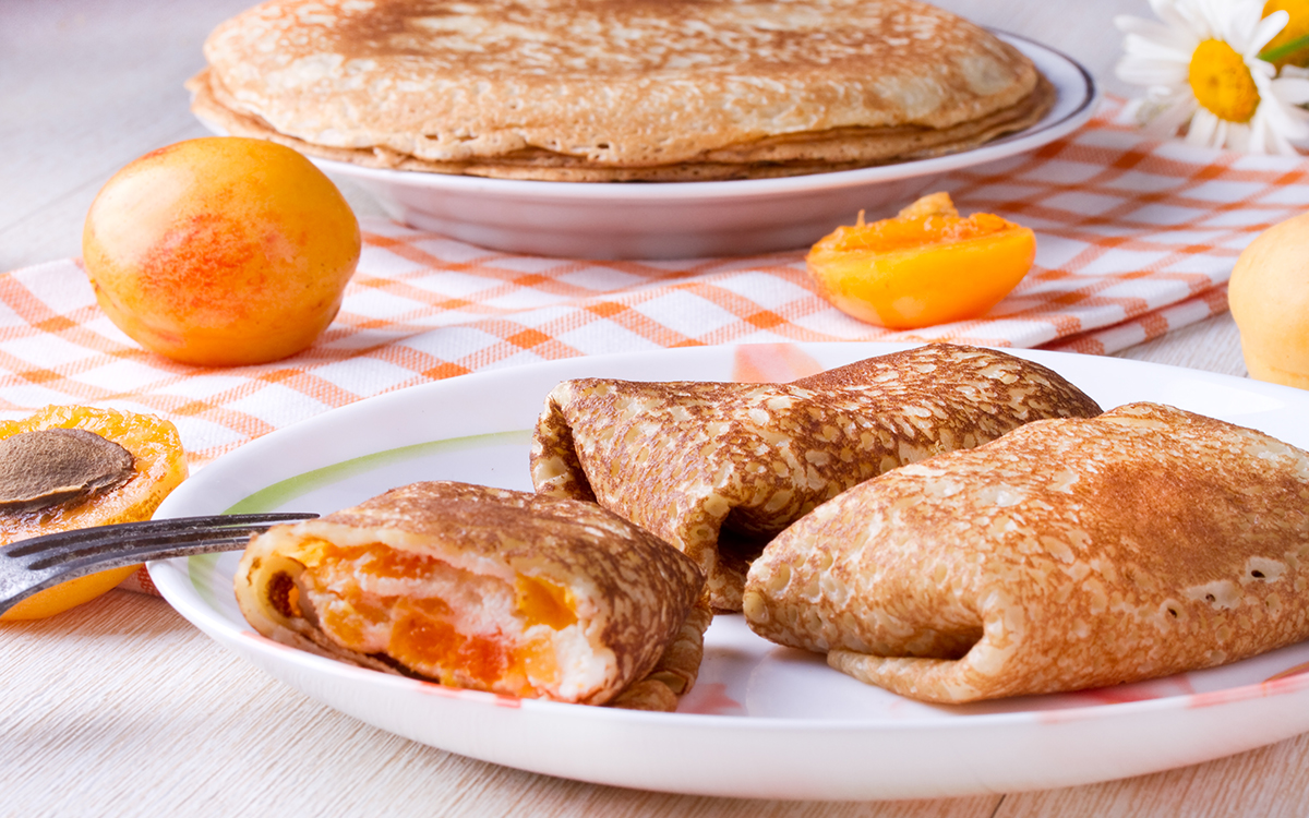 Crepes con cuajada de queso y albaricoques