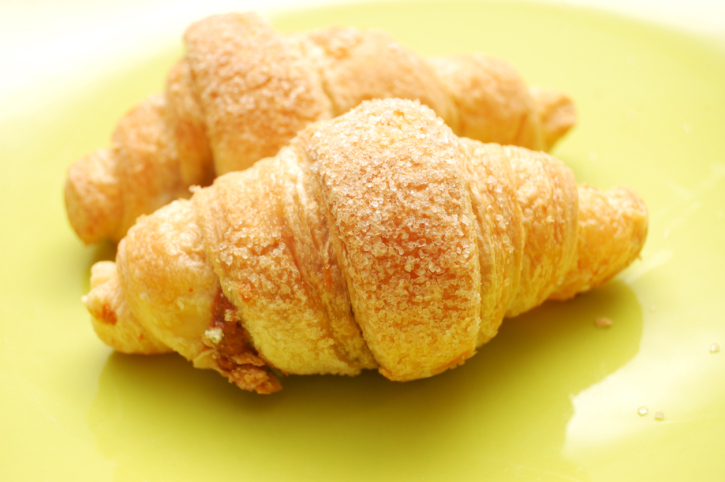 Croissants de salmón y langostinos