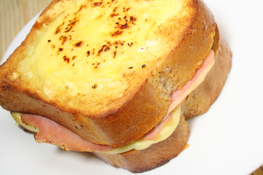 Croque monsieur gratinado con bechamel