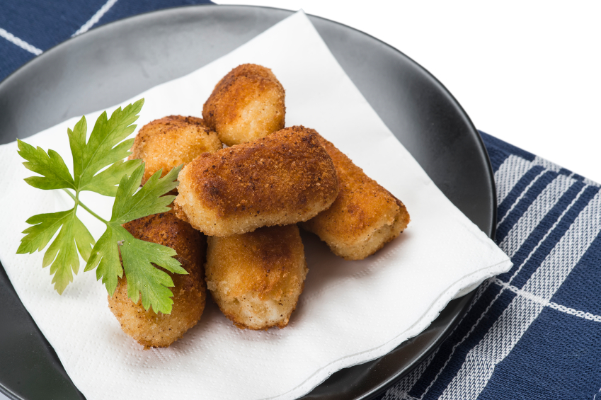 Croquetas de pollo, cebolla y harina de garbanzos