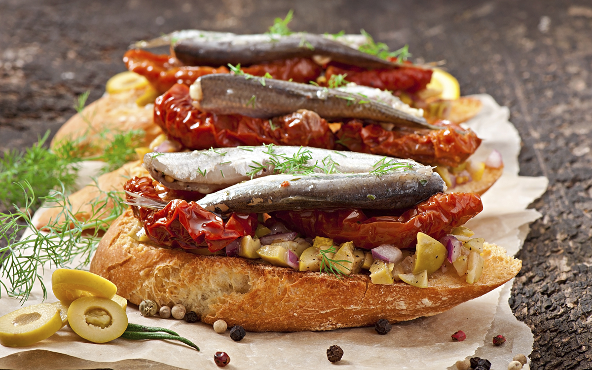 Crostinis de sardinillas y tomates en aceite