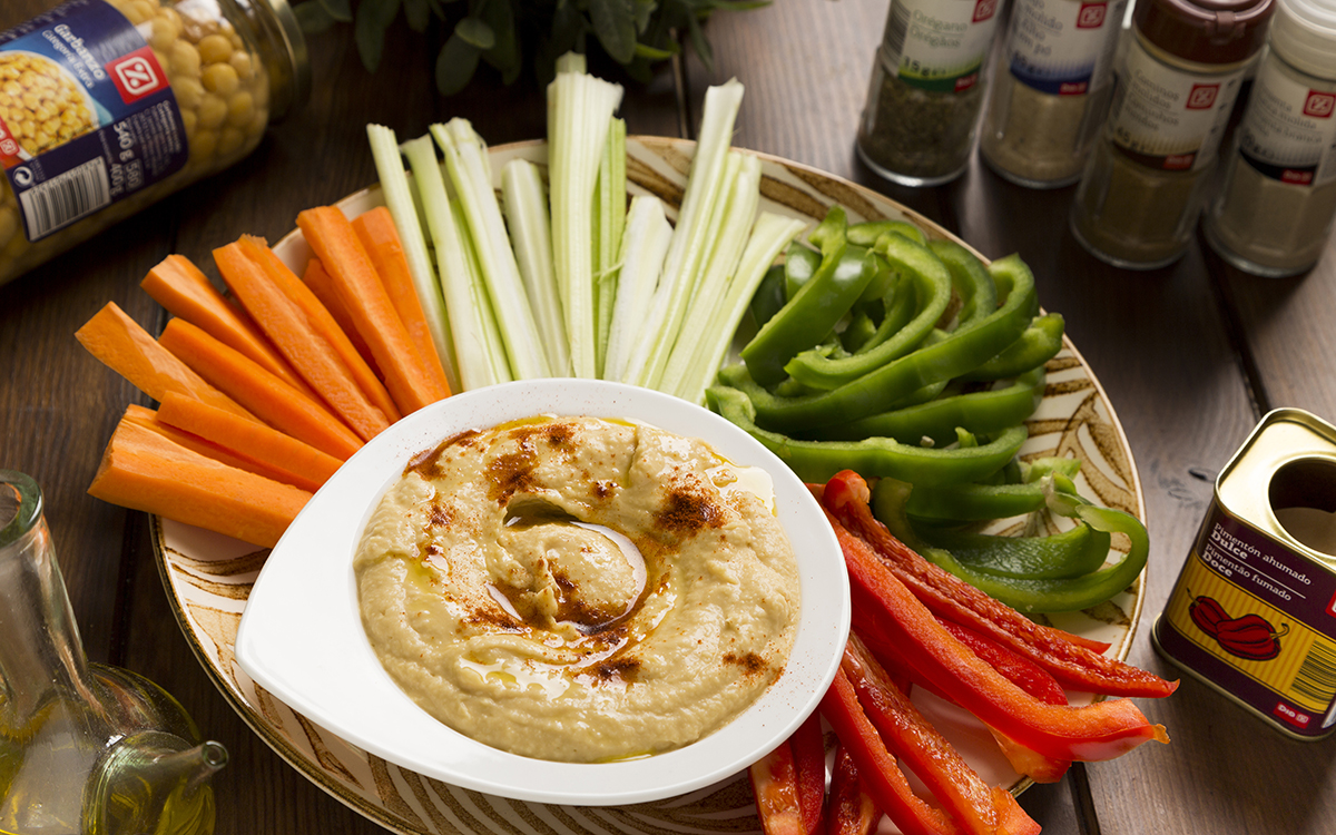 Crudités de verduras con crema de garbanzos