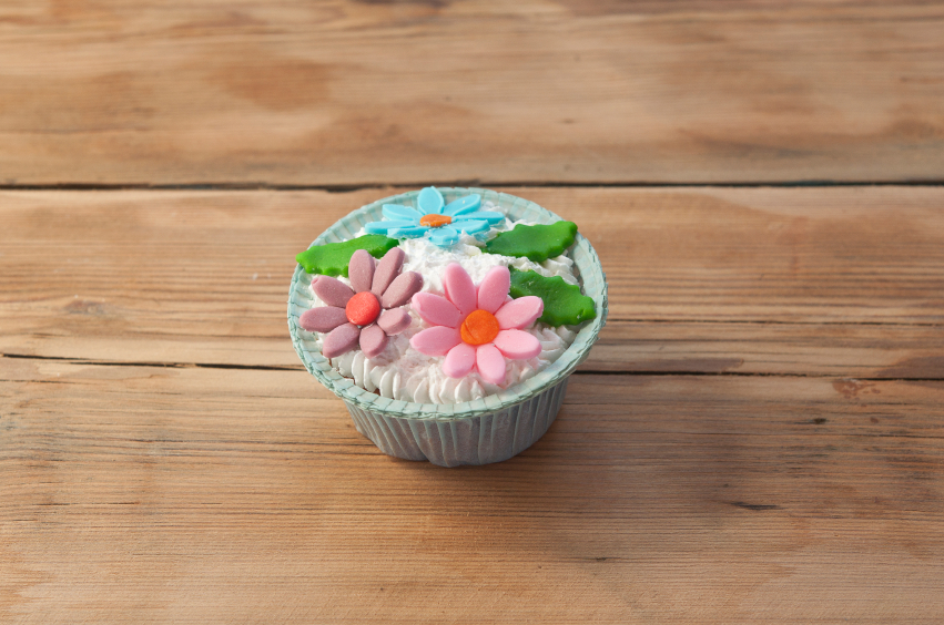 Cupcake de chocolate blanco con adornos de fondant