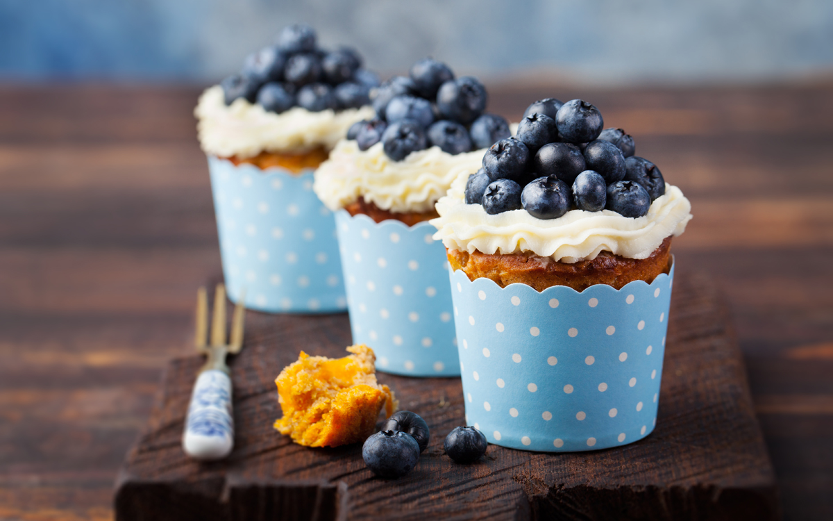 Cupcakes de calabaza con crema de queso y arándanos