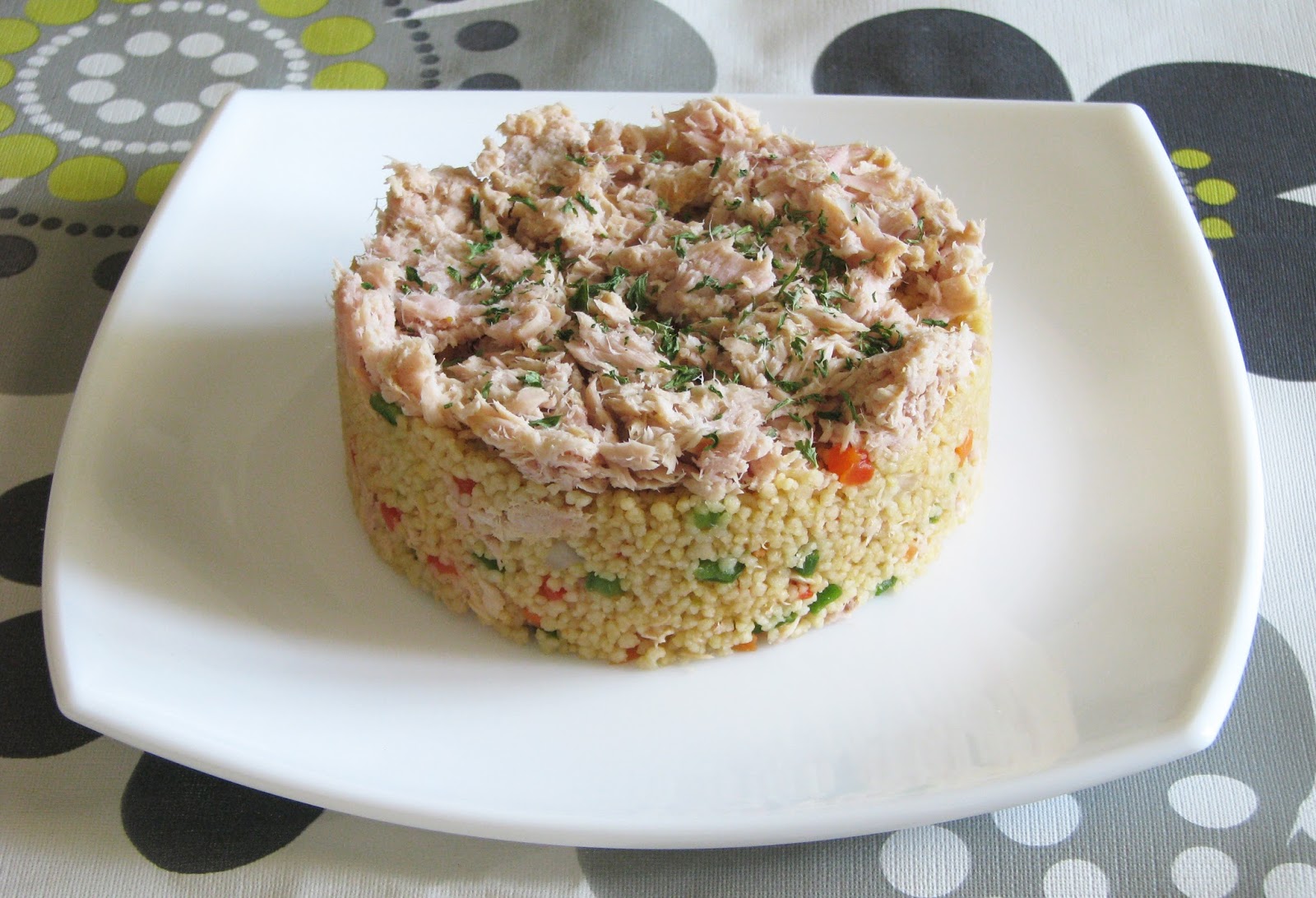 Taboulé de cuscús con verduras y atún